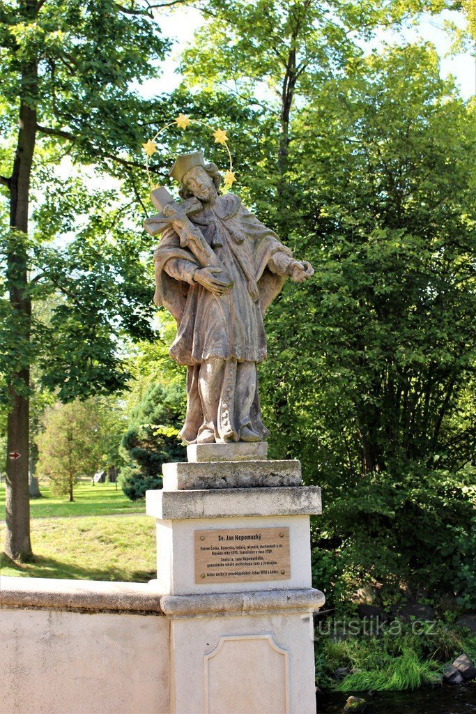 Insel, Statue des Hl. Johannes von Nepomuk