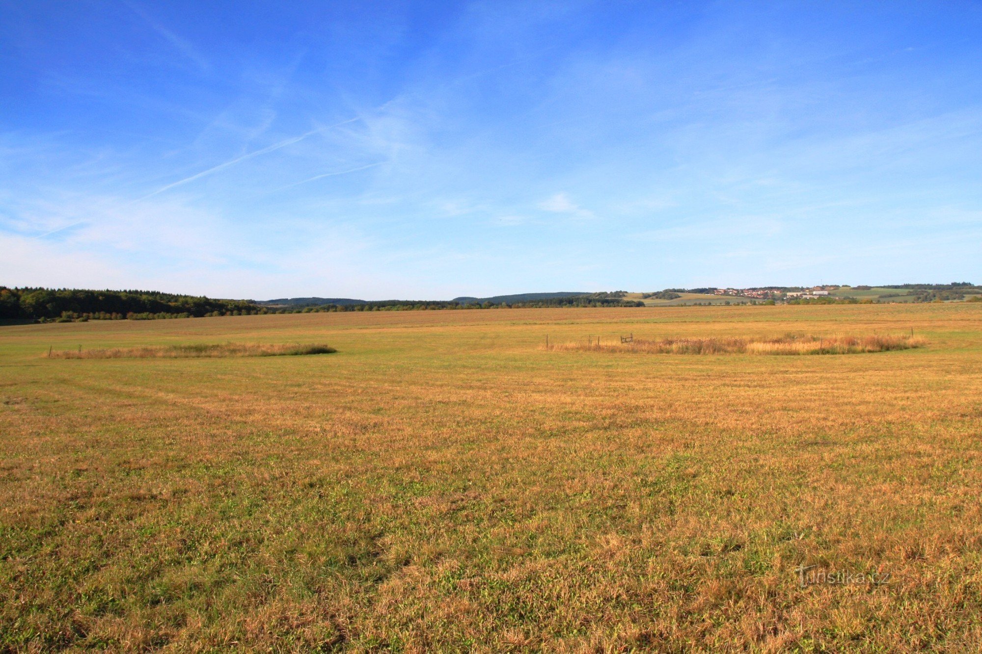 Inselplateau, im Vordergrund zwei Dolinen