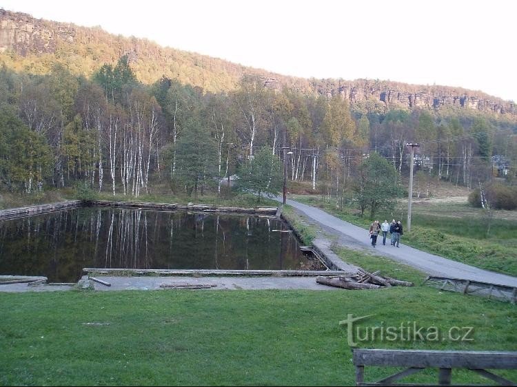 Βράχοι Ostrovské και πισίνα