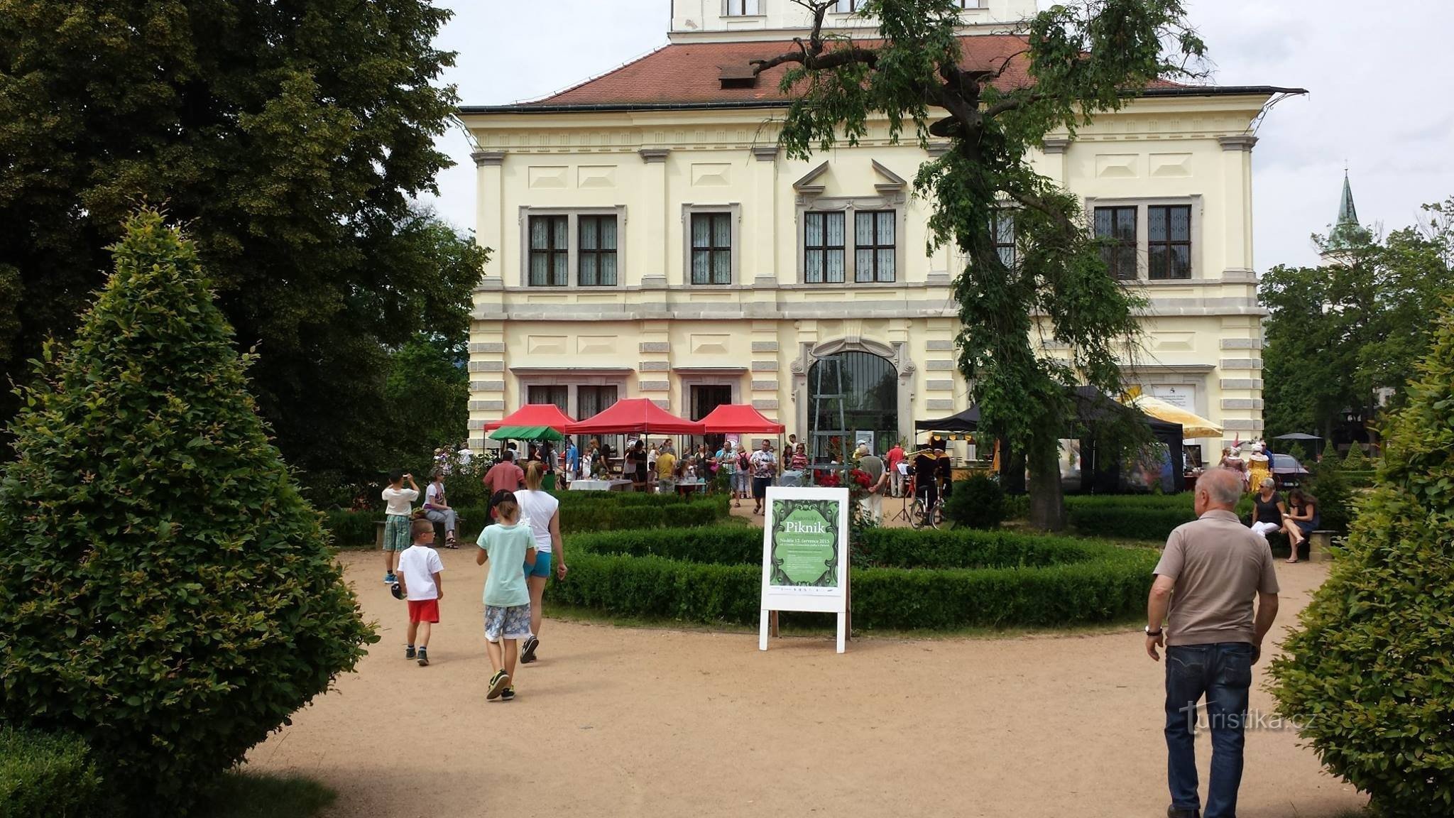 Casa de verão Ostrovský no parque do castelo