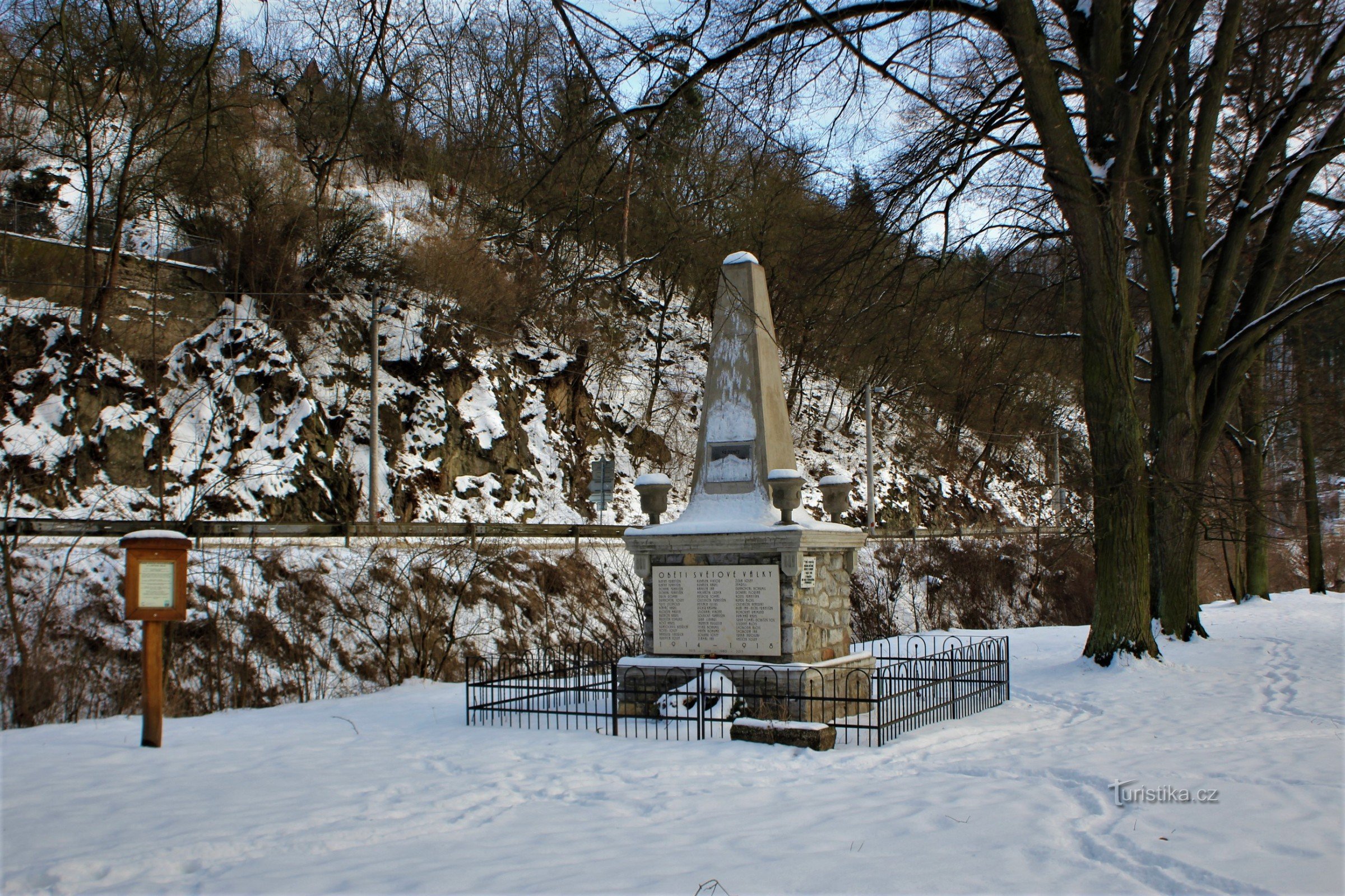 Un'isola con un monumento ai caduti della prima guerra mondiale