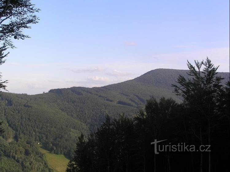 Ostrý: Vista de Ostrý desde el cruce a Javorový, debajo del teleférico