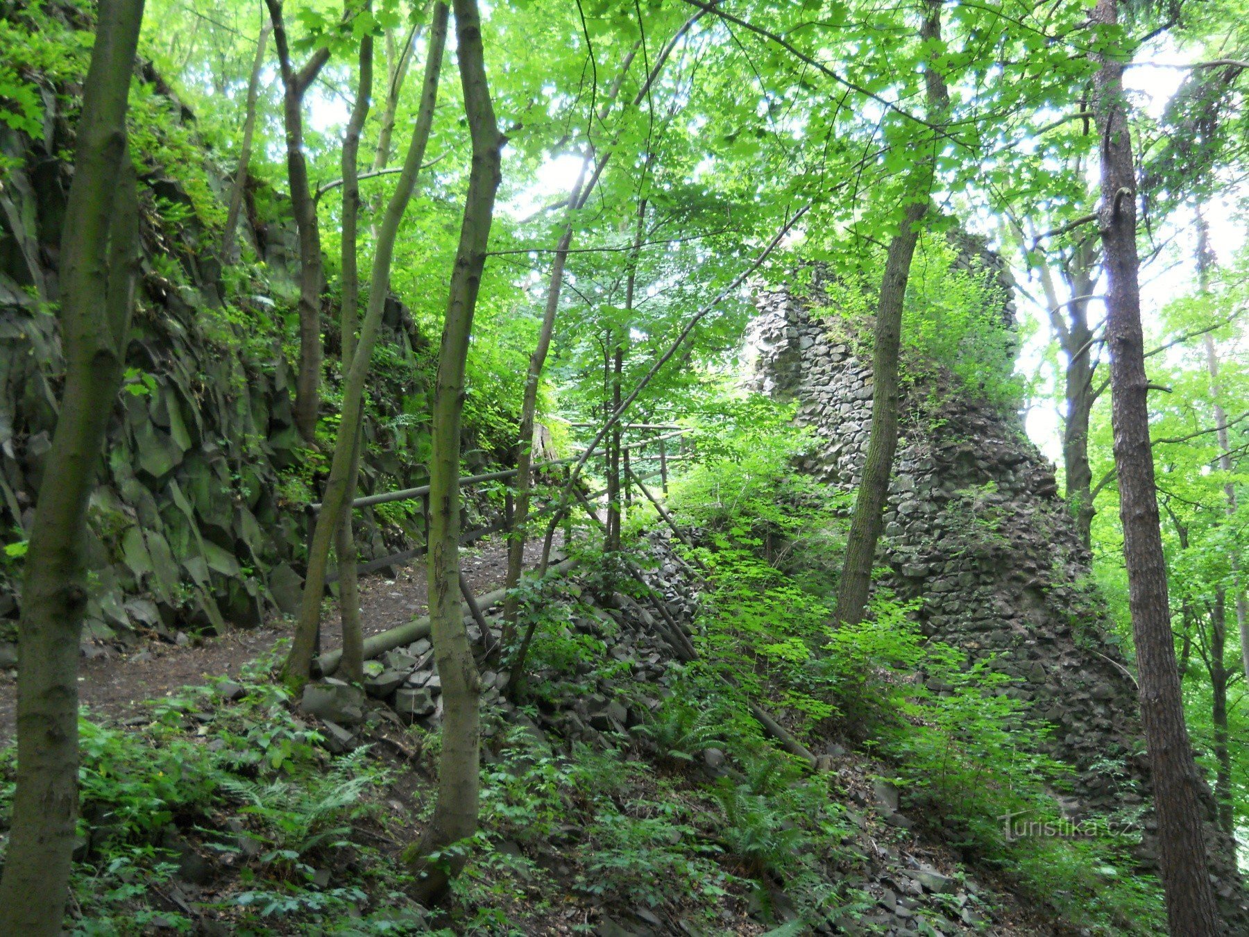 Ostrý - rovine del castello