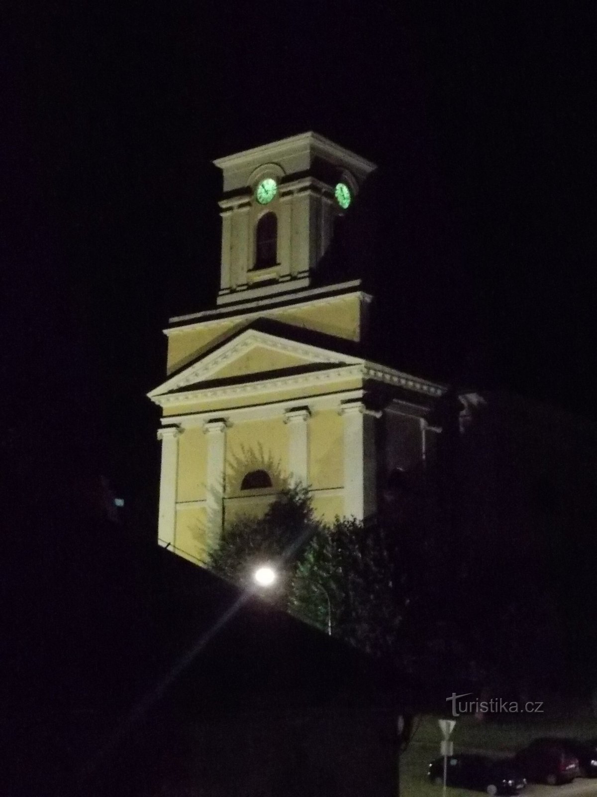 osvetljena cerkev - pogled iz stanovanja
