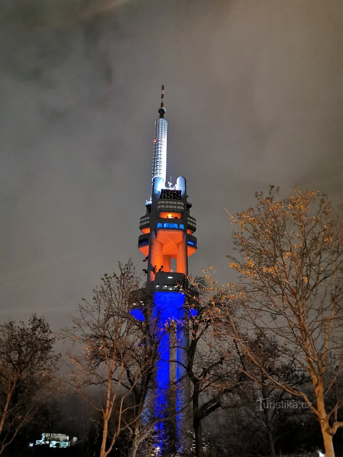 megvilágított TV-torony legutóbbi prágai látogatásunk során, 2019 decemberében