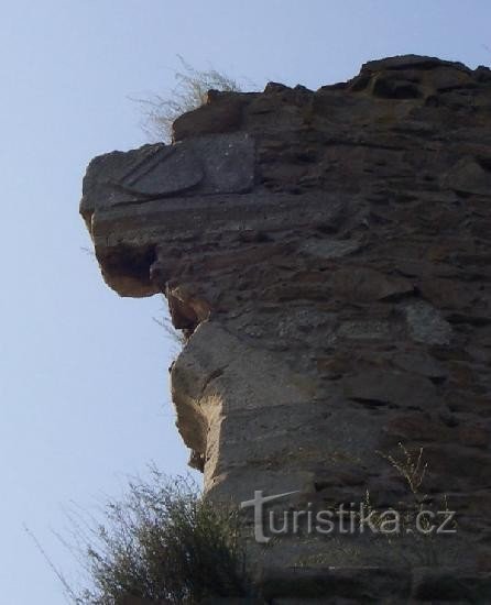 Otaslavice: Detalhe do brasão dos senhores de Kunštát na torre.