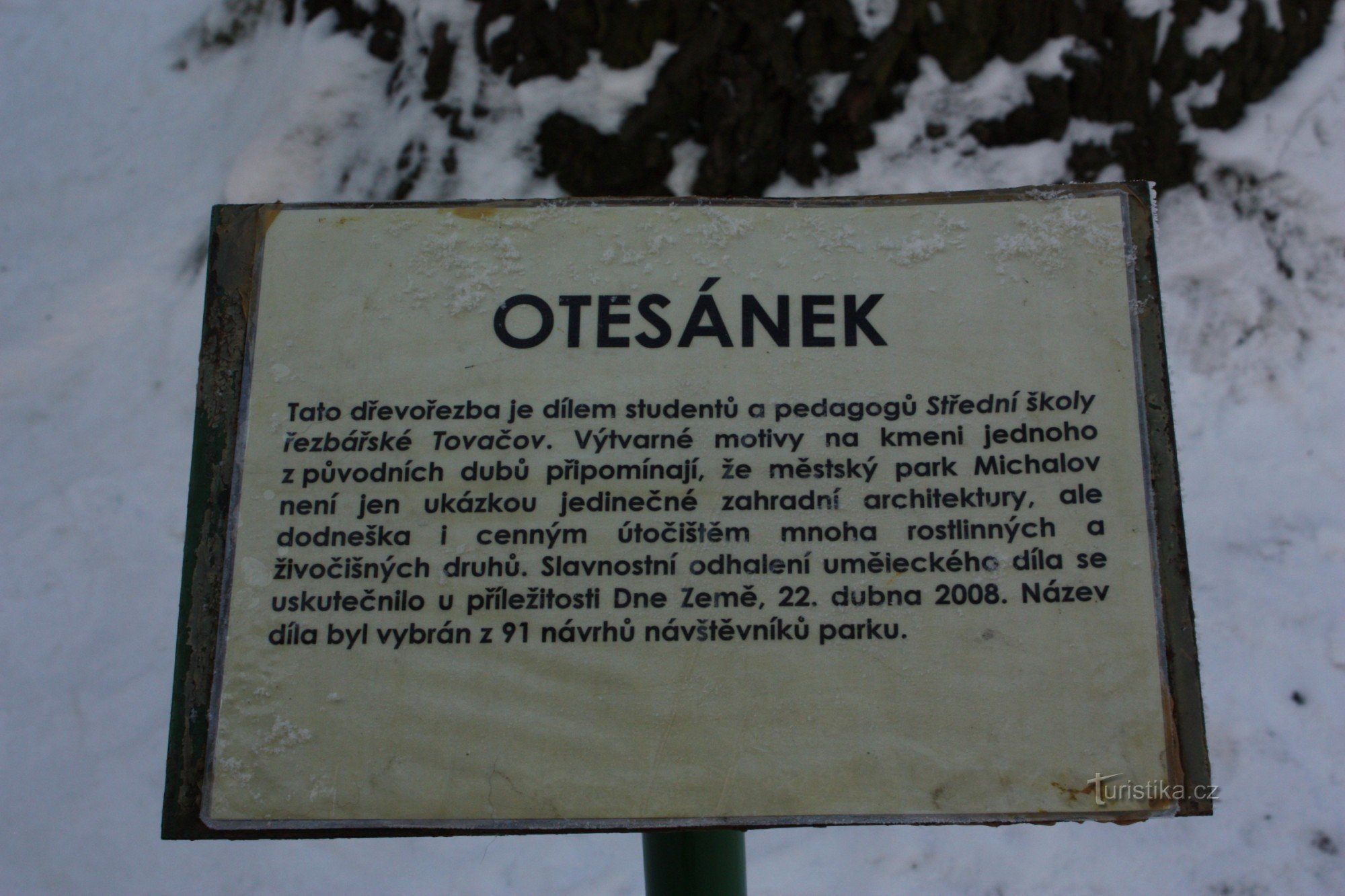 Otesánek jest dziełem uczniów szkoły rzeźbiarskiej w Tovačov