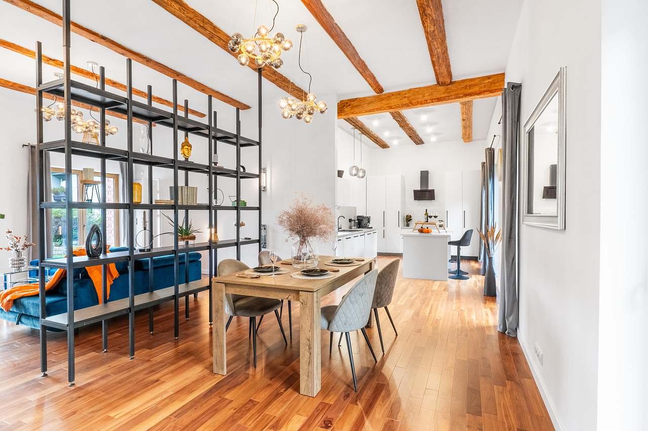 Otevřený prostor mezi kuchyní, jídelním koutem a obývacím pokojem