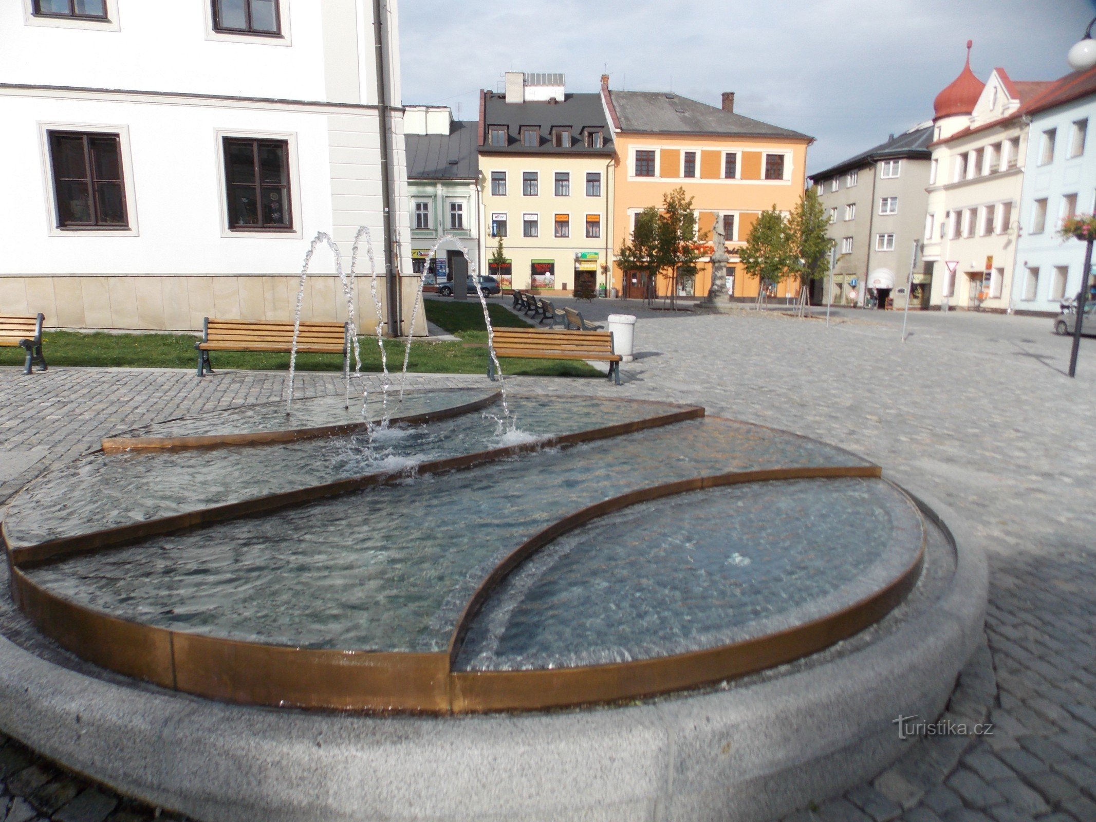 Dekoration des Rýmařov-Platzes - neuer Brunnen