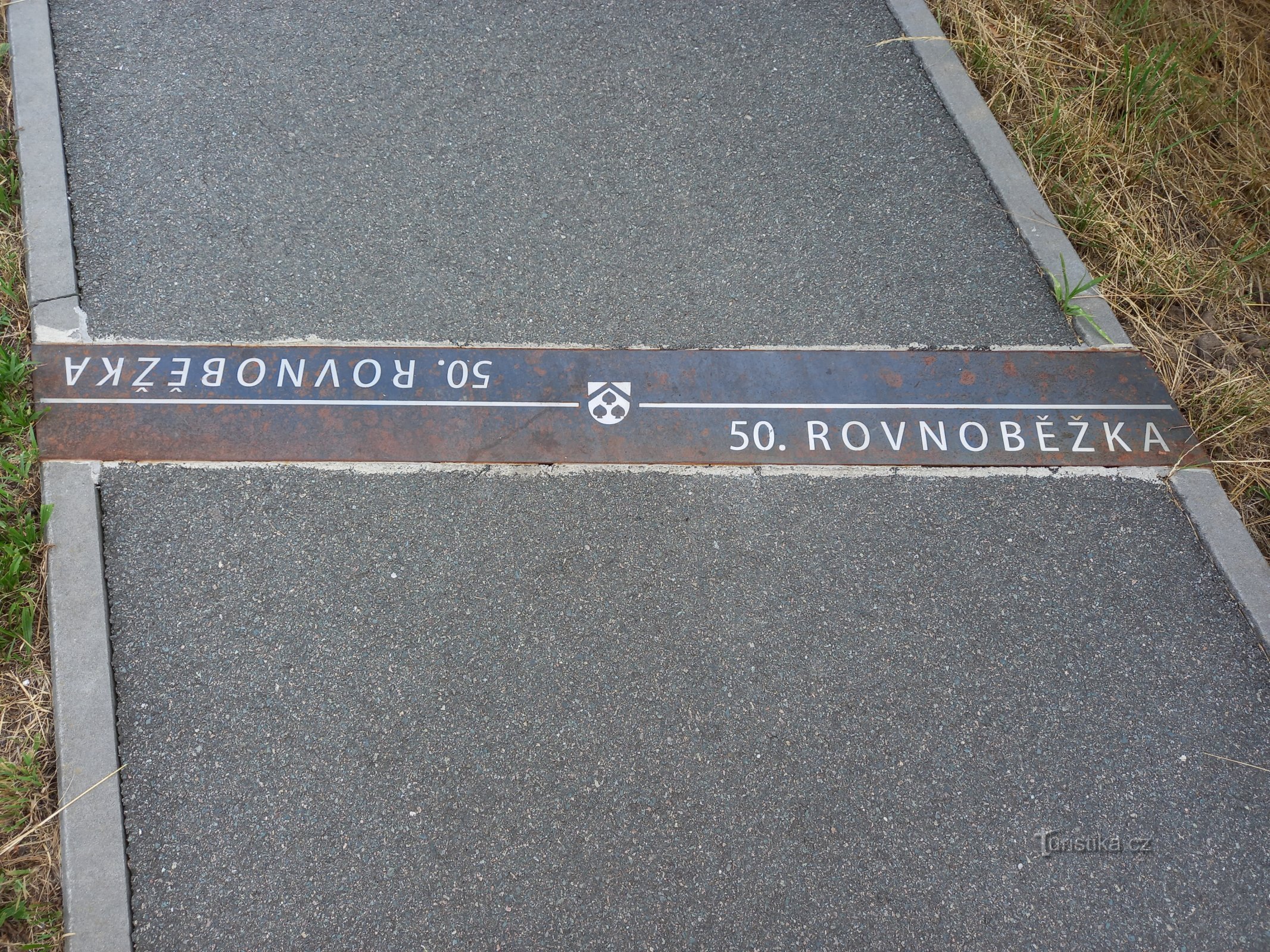 在 Ostřešany 附近标出 50 度纬线