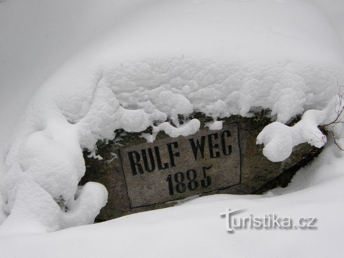 Markierung von Rudolfs Weg auf dem Weg zum Plešné-See