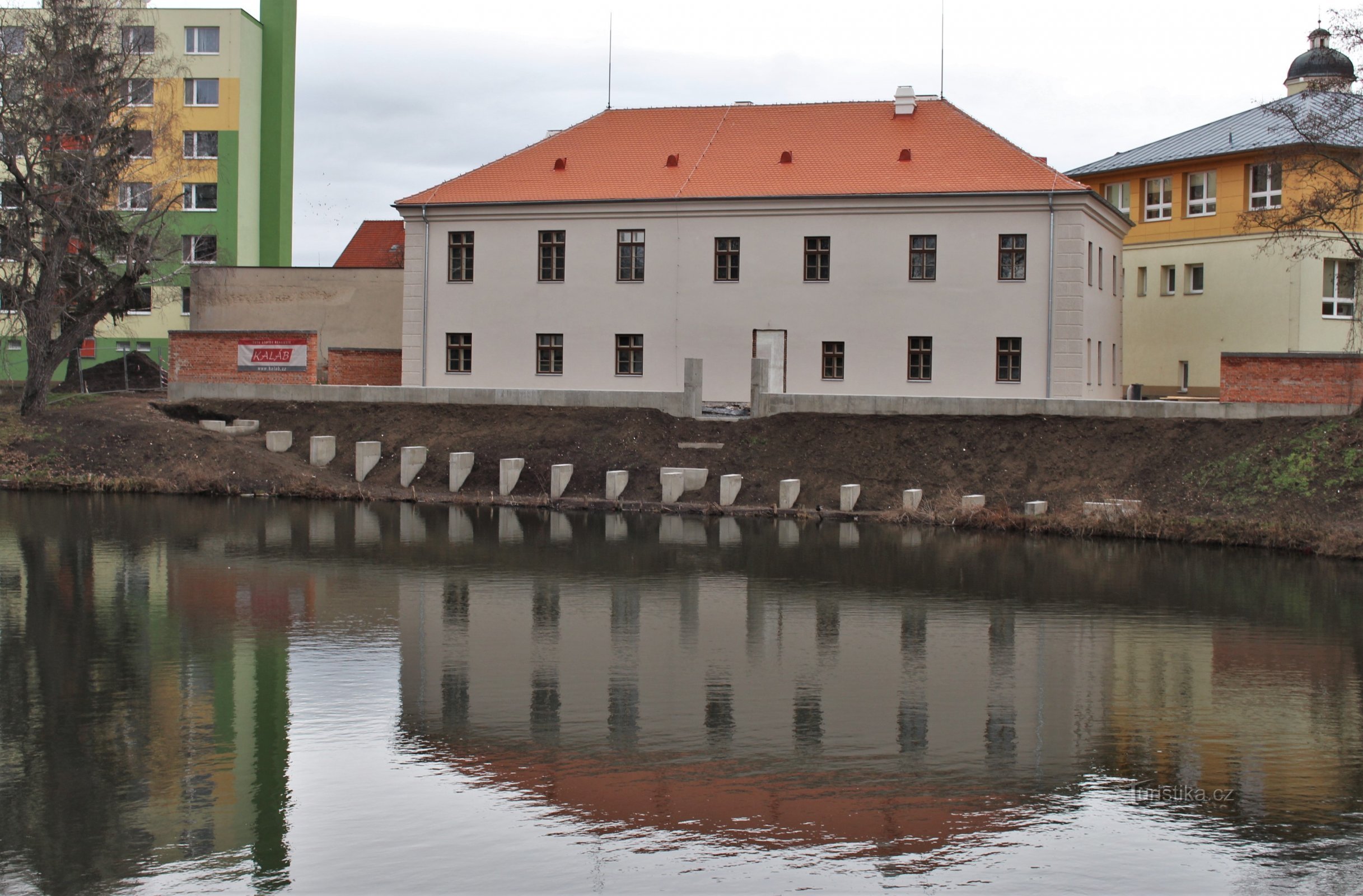 O castelo de Paar se reflete na superfície da água