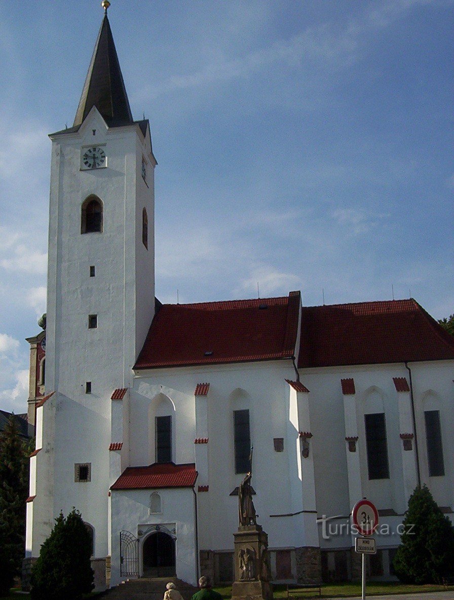Pacov - Biserica Sf. Arhanghel Mihail - Foto: Ulrych Mir.