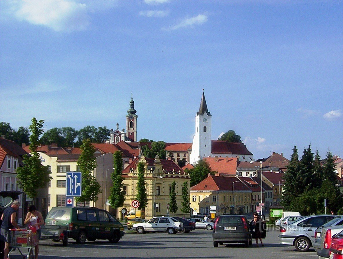 Pacov - nhà thờ thánh Tổng lãnh thiên thần Michael với nhà thờ thánh Wenceslas và lâu đài - Ảnh: Ulrych Mir.