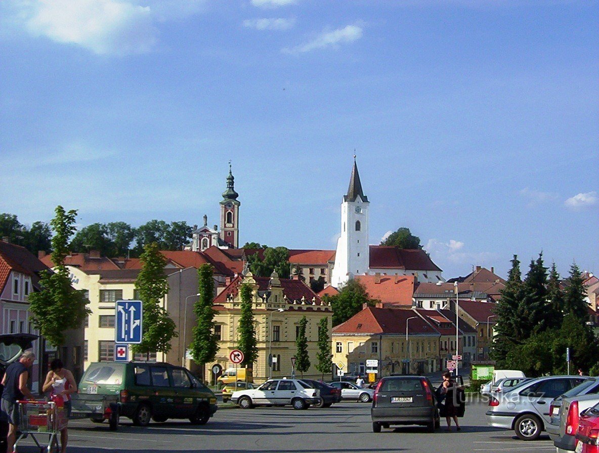 Pacov - la iglesia de San Arcángel Miguel con la iglesia de San Wenceslao y el castillo - Fotografía: Ulrych Mir.