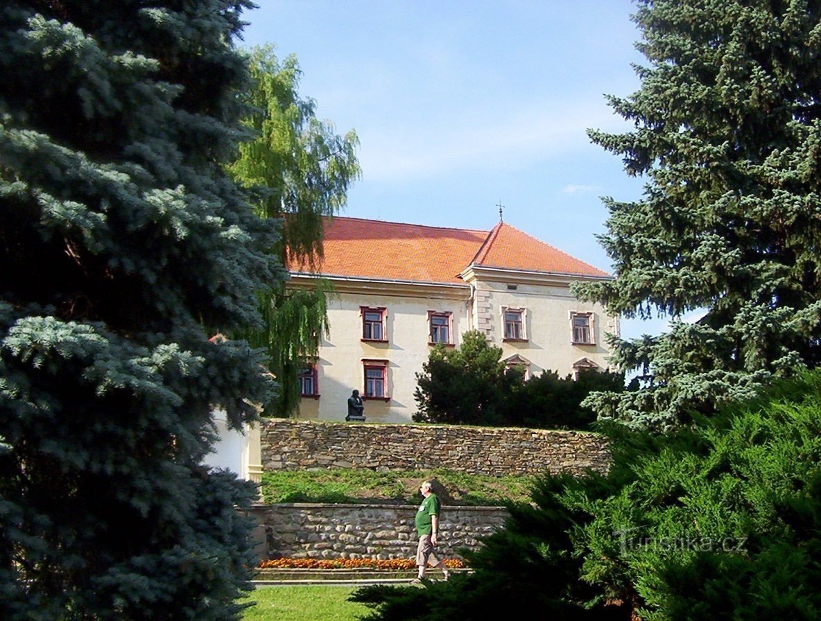 Pacov - monument à Antonín Sova devant le château - Photo : Ulrych Mir.