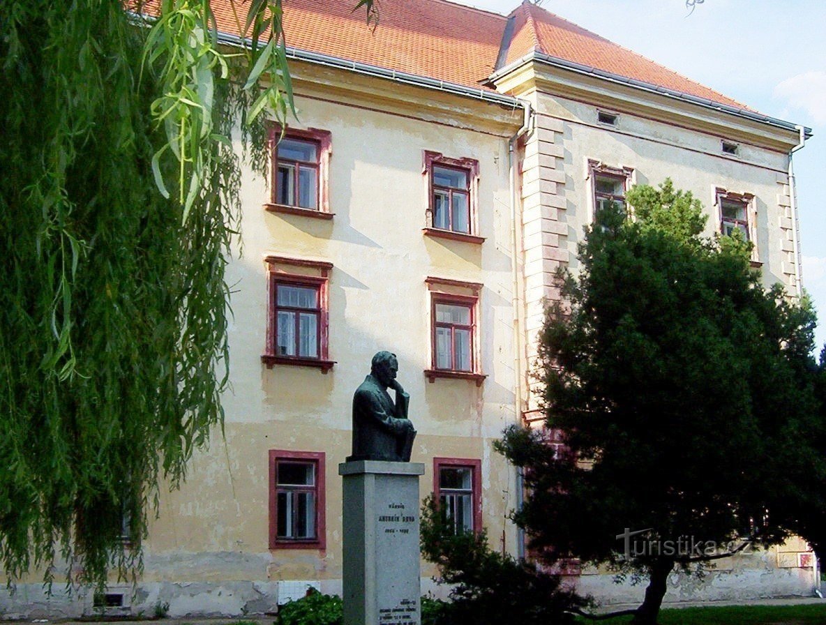 Pacov - monument à Antonín Sova devant le château - Photo : Ulrych Mir.