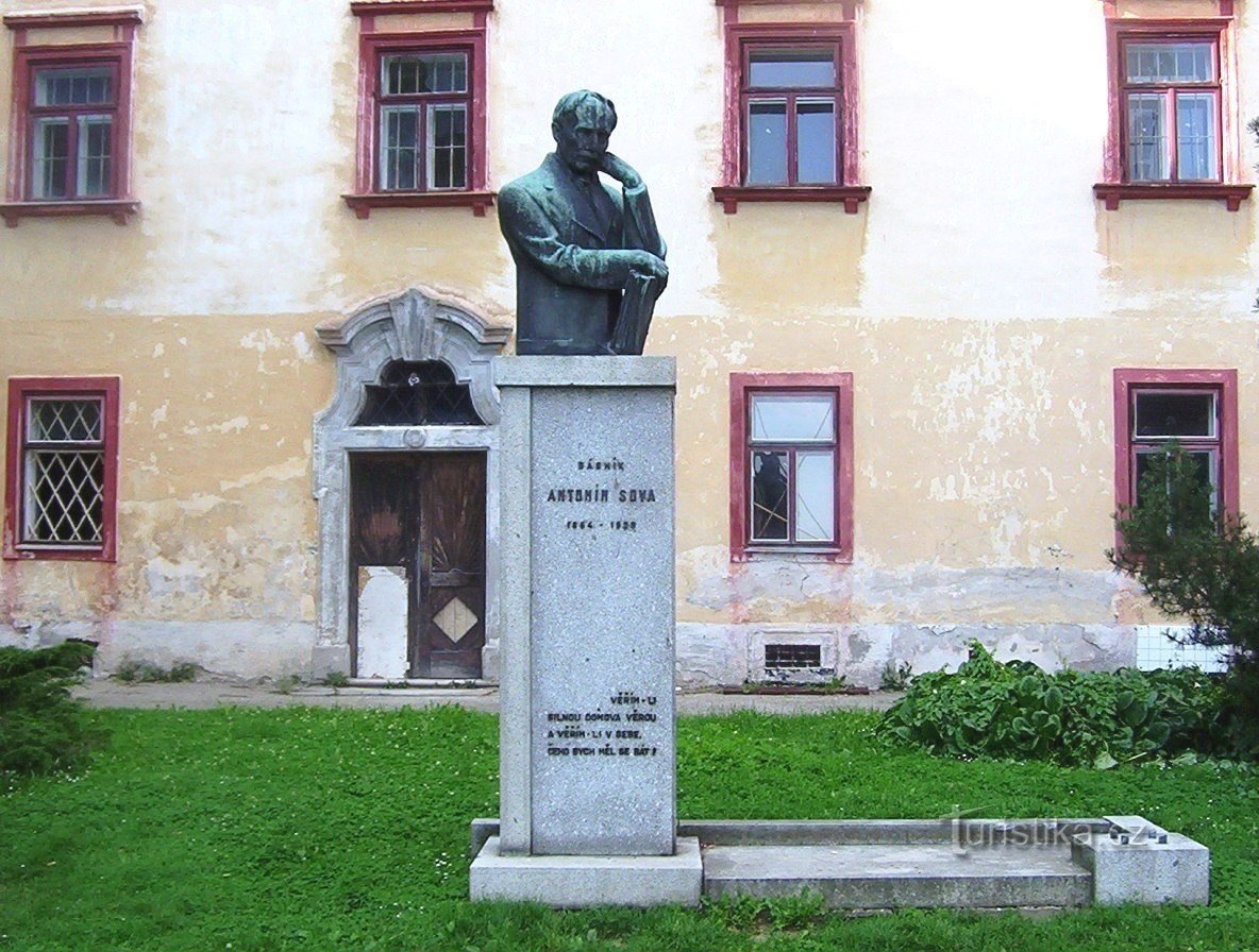 Pacov - monumento a Antonín Sova frente al castillo - Foto: Ulrych Mir.