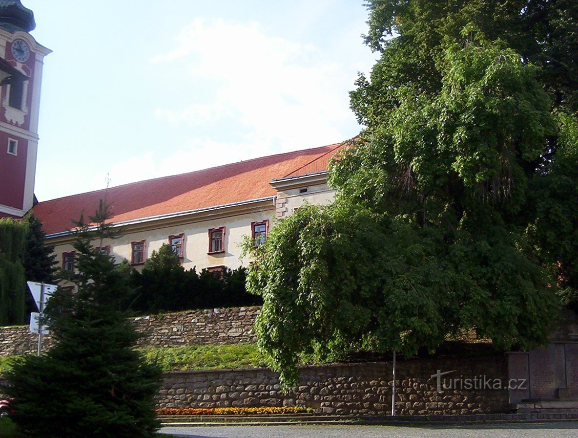 Pacov-castillo-portal sur-Foto: Ulrych Mir.