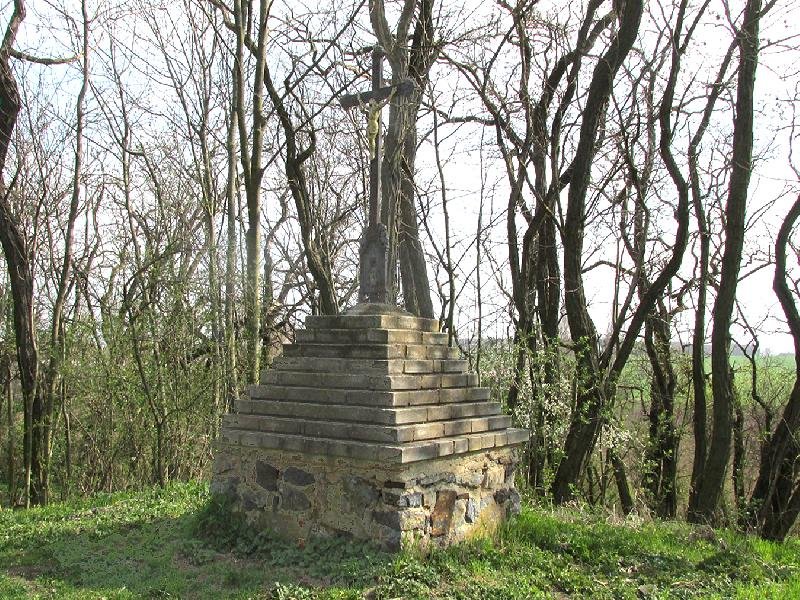 pahorek Krliš - mohyla a kříž