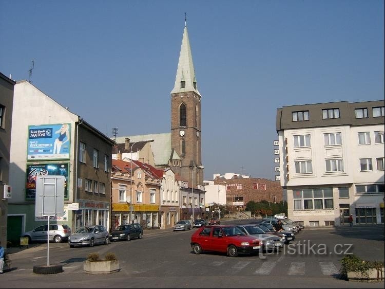Palackého náměstí ja kirkko