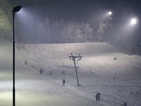 Palkovice 's avonds skiën