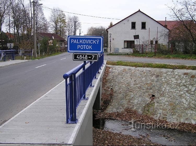 Palkovický 溪流：Palkovický 溪流 - Palkovice 的桥