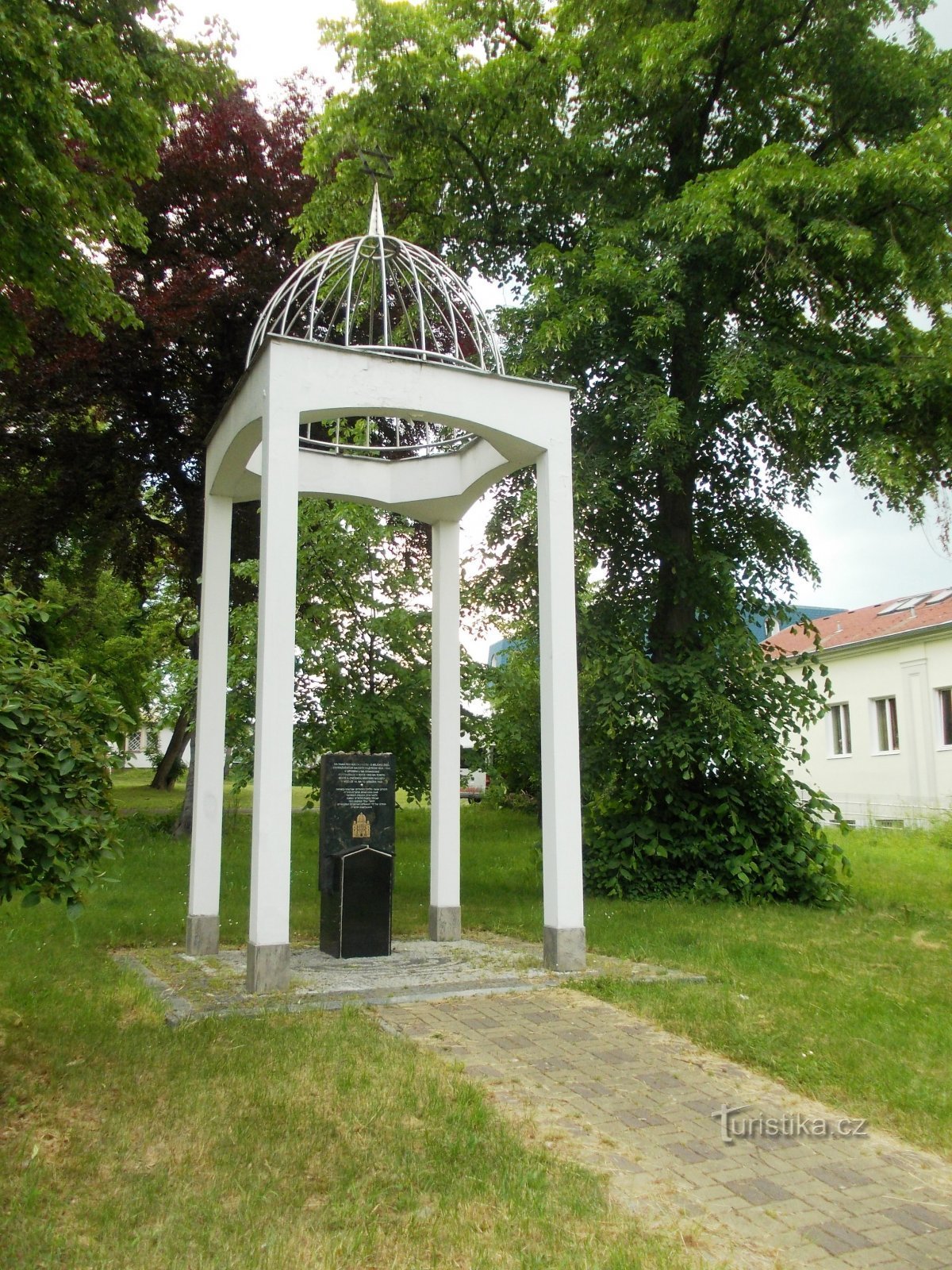 pamätník holocaustu odhalený v roku 1995