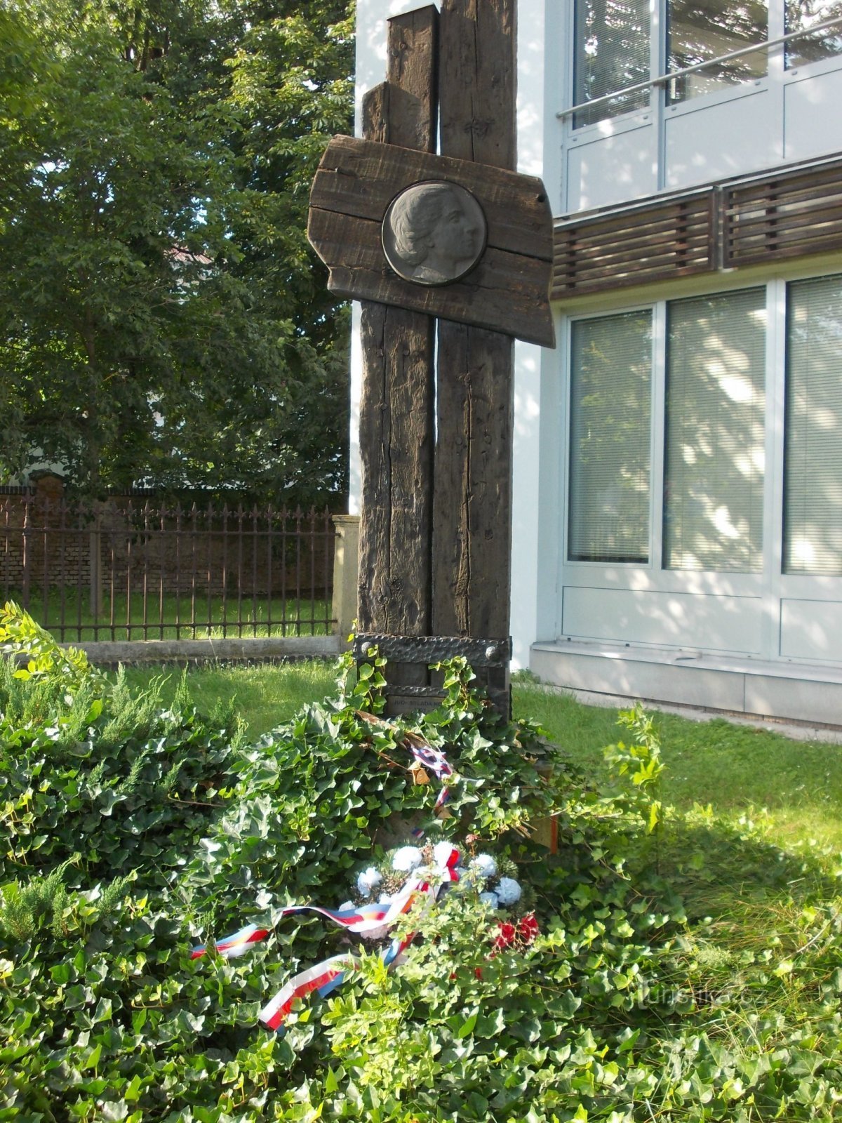 ミラディ・ホラーコヴァーの記念碑