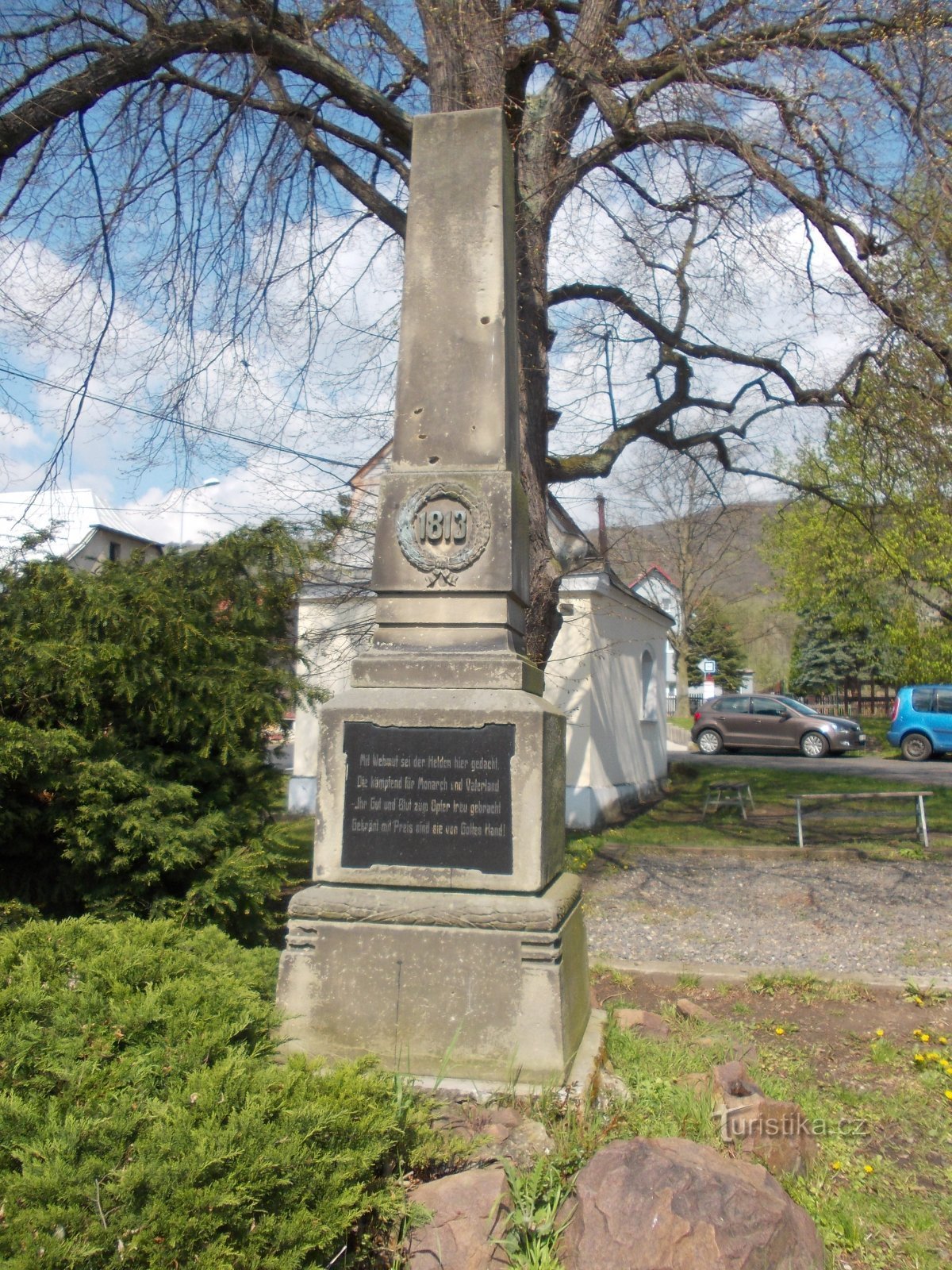 un monumento a la batalla de 1813 y detrás de él una capilla