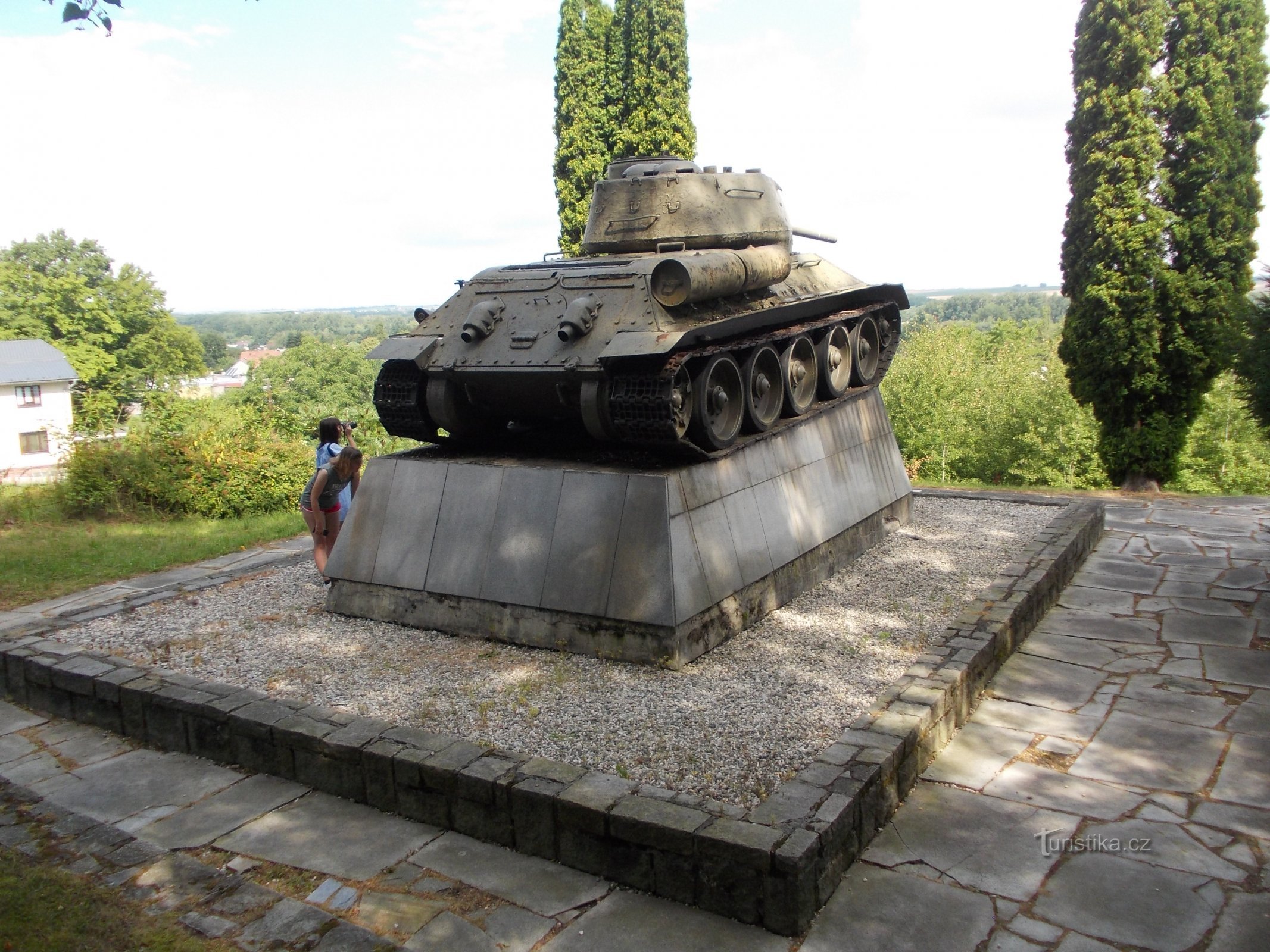 monument ovanför byn