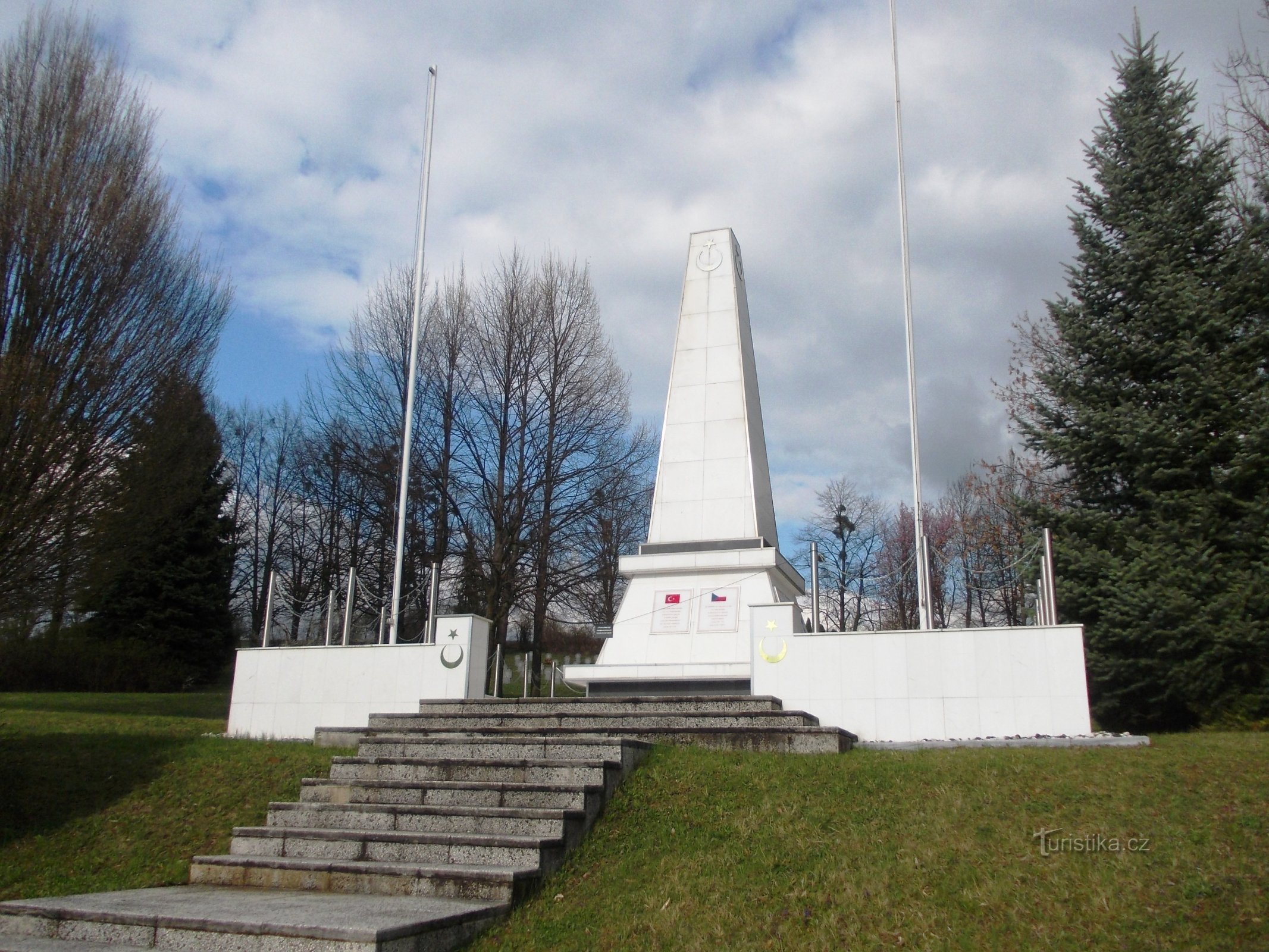 Пам'ятник розташований на невеликому пагорбі
