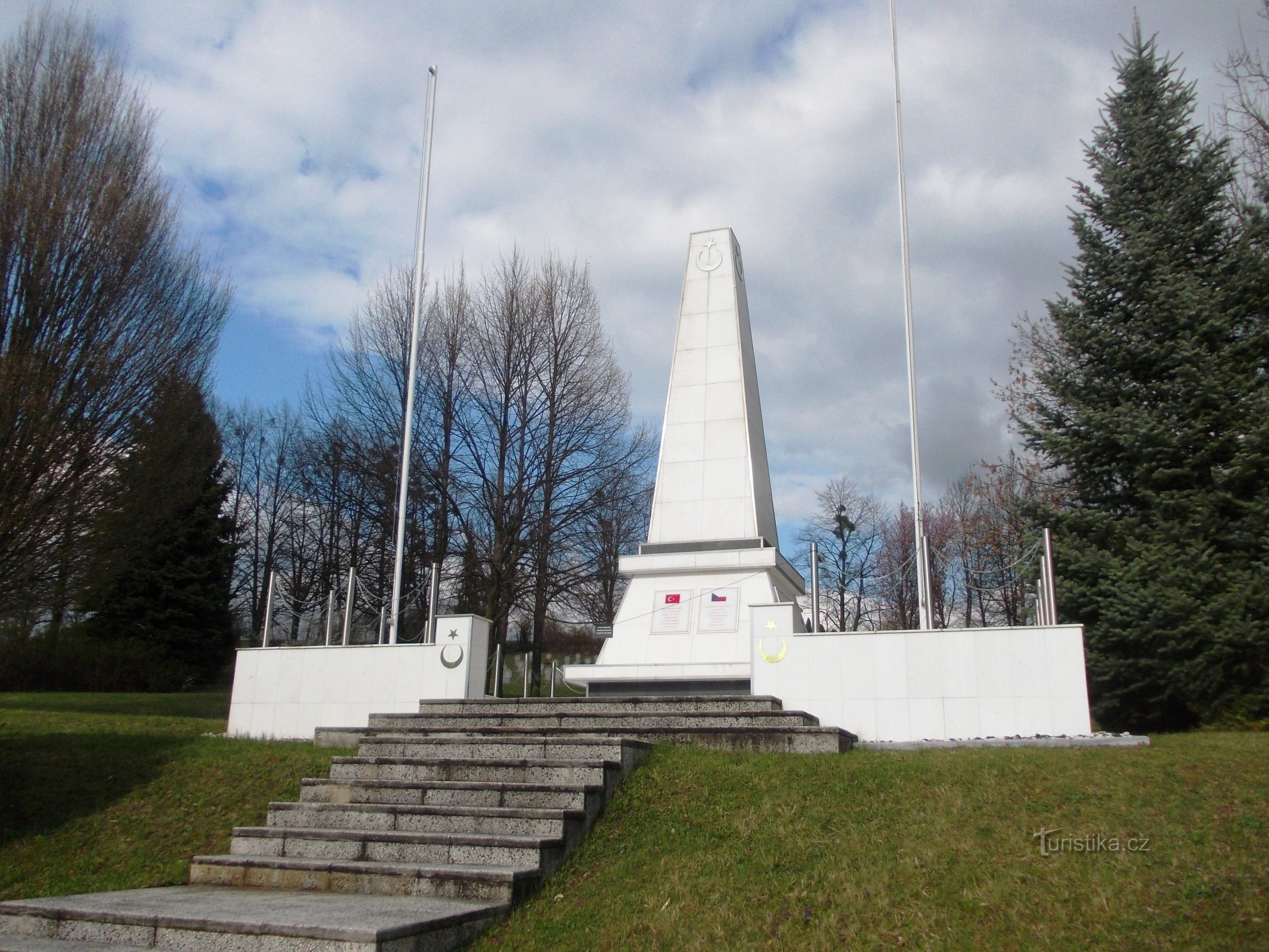 monument gelegen op een kleine heuvel