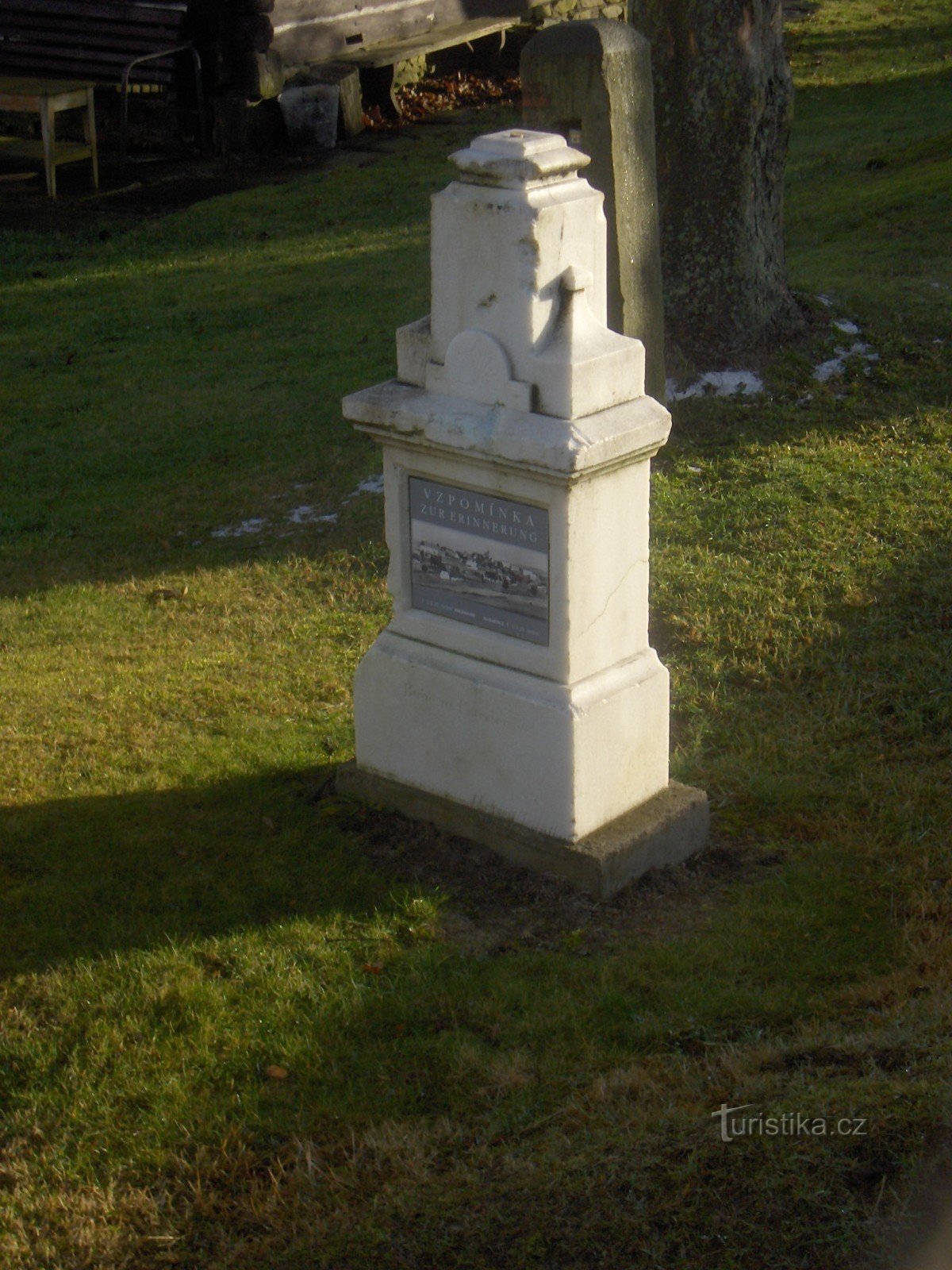 un monument à un village défunt