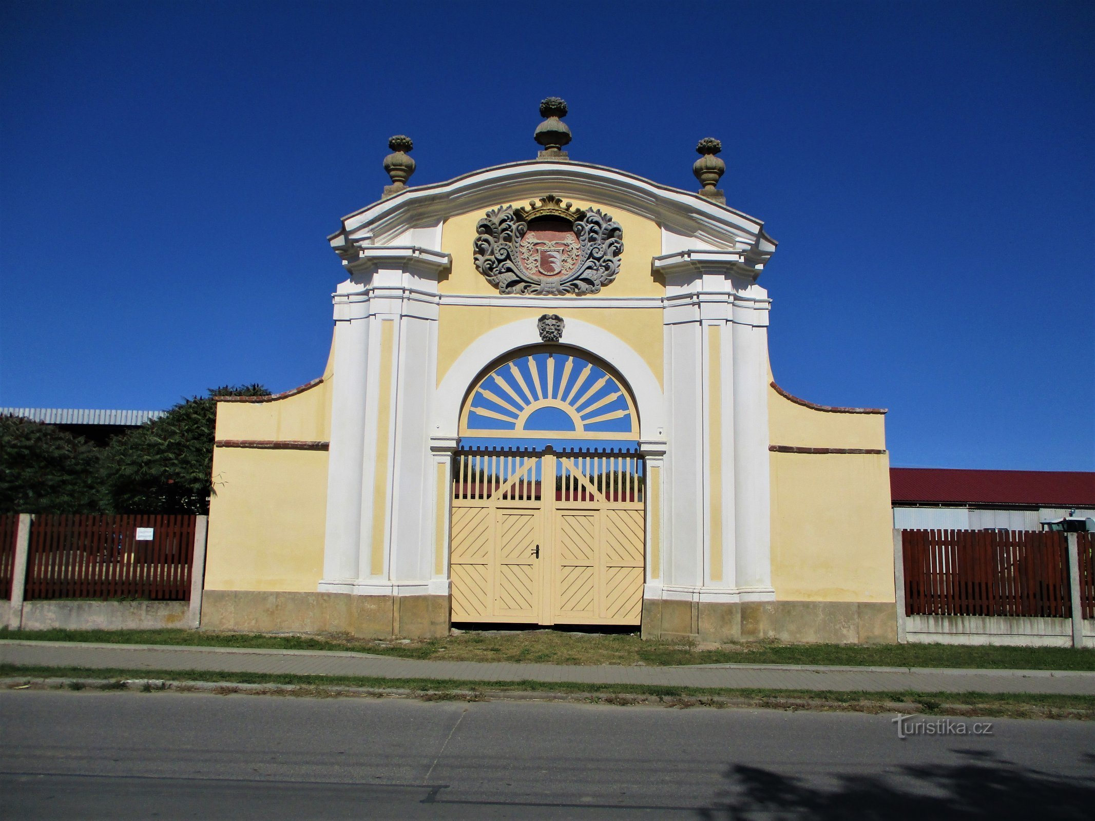 The heritage-protected gate at the castle (Kratonohy, 18.9.2020/XNUMX/XNUMX)