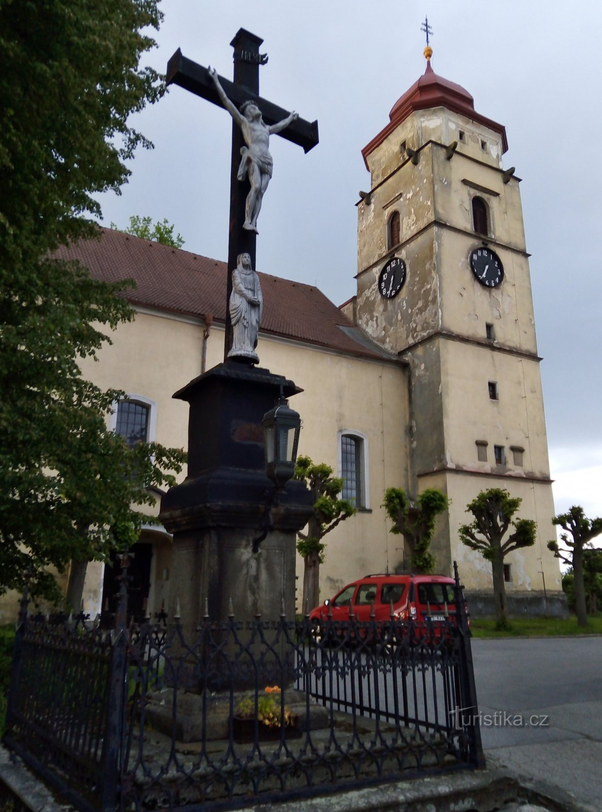 die Kirche und das Kreuz davor sind denkmalgeschützt