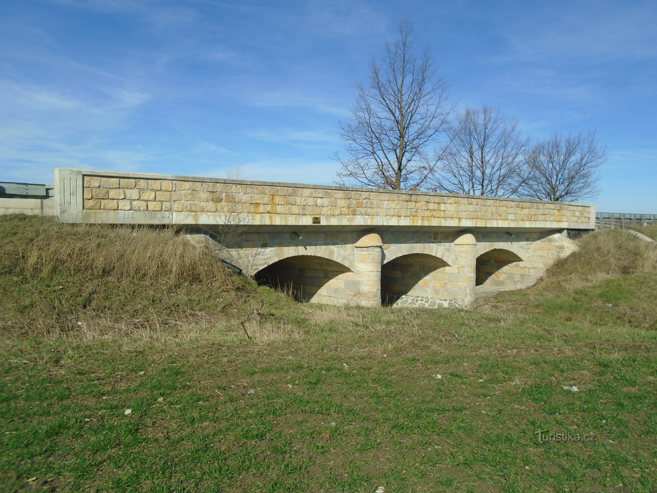 Cầu được bảo vệ bằng tượng đài (Bohumileč)