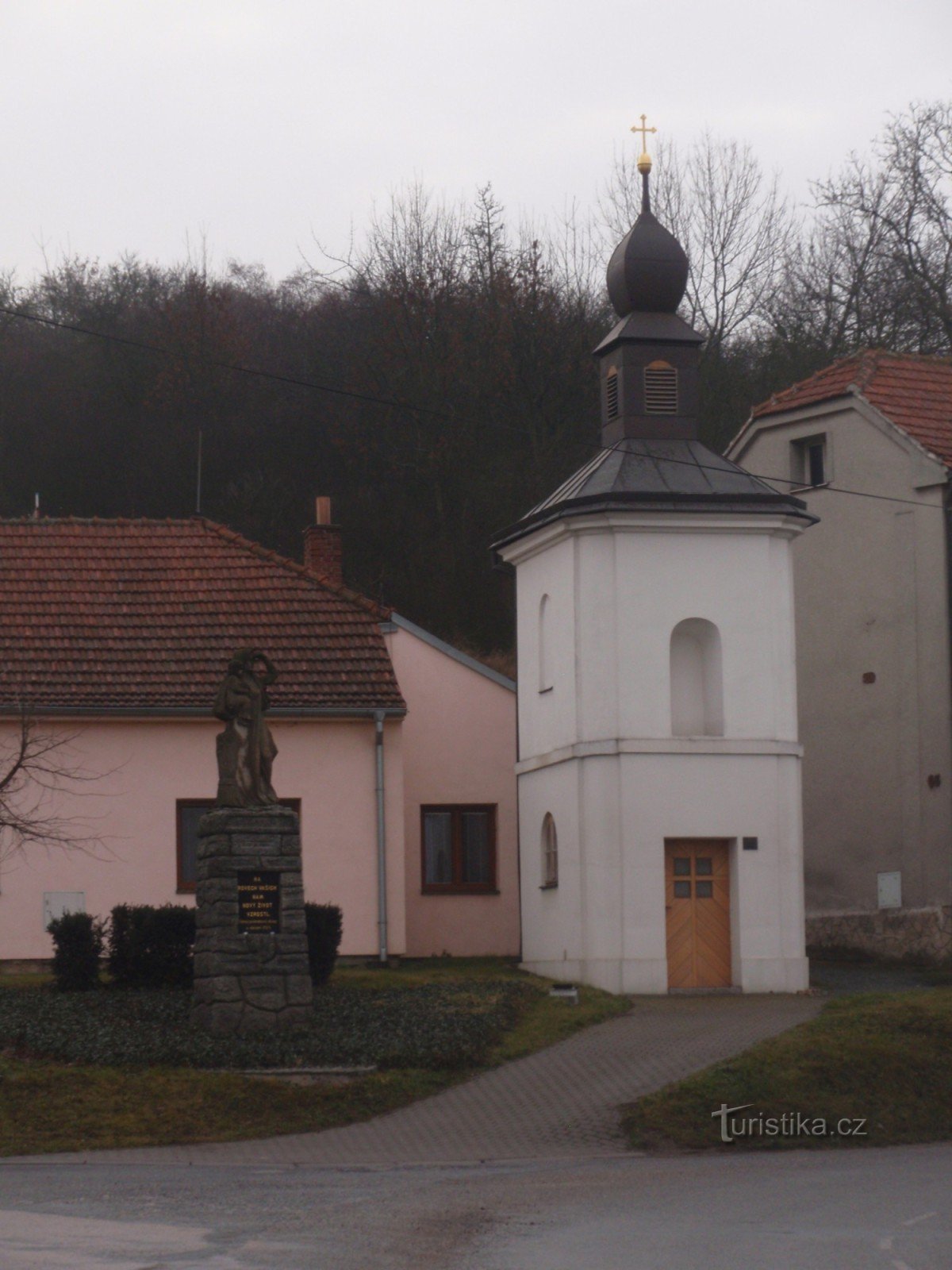 Neslovicen kylän muistomerkit