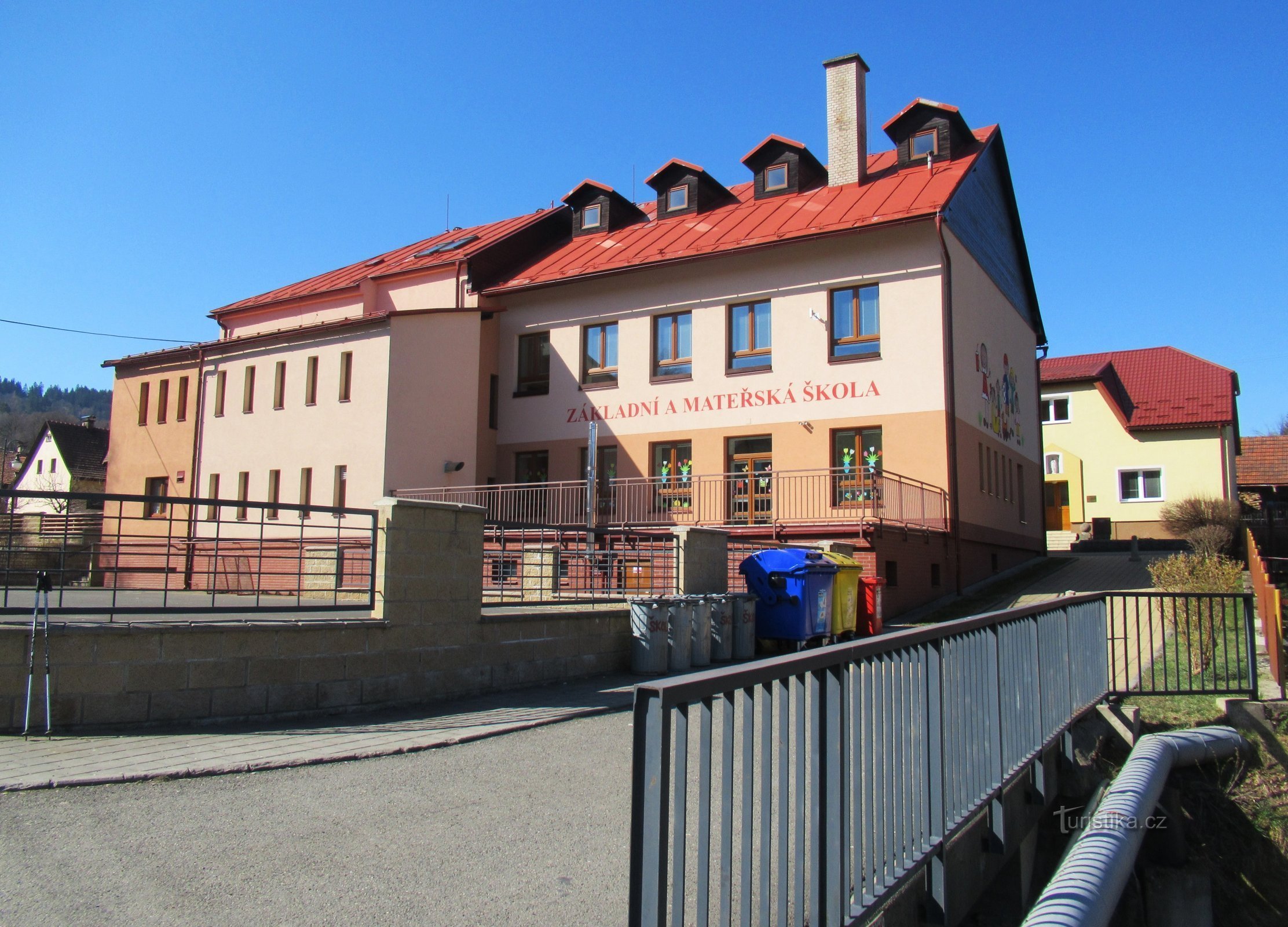 Monument över byn Zděchov, utsikt över byn och Valašská Senicá