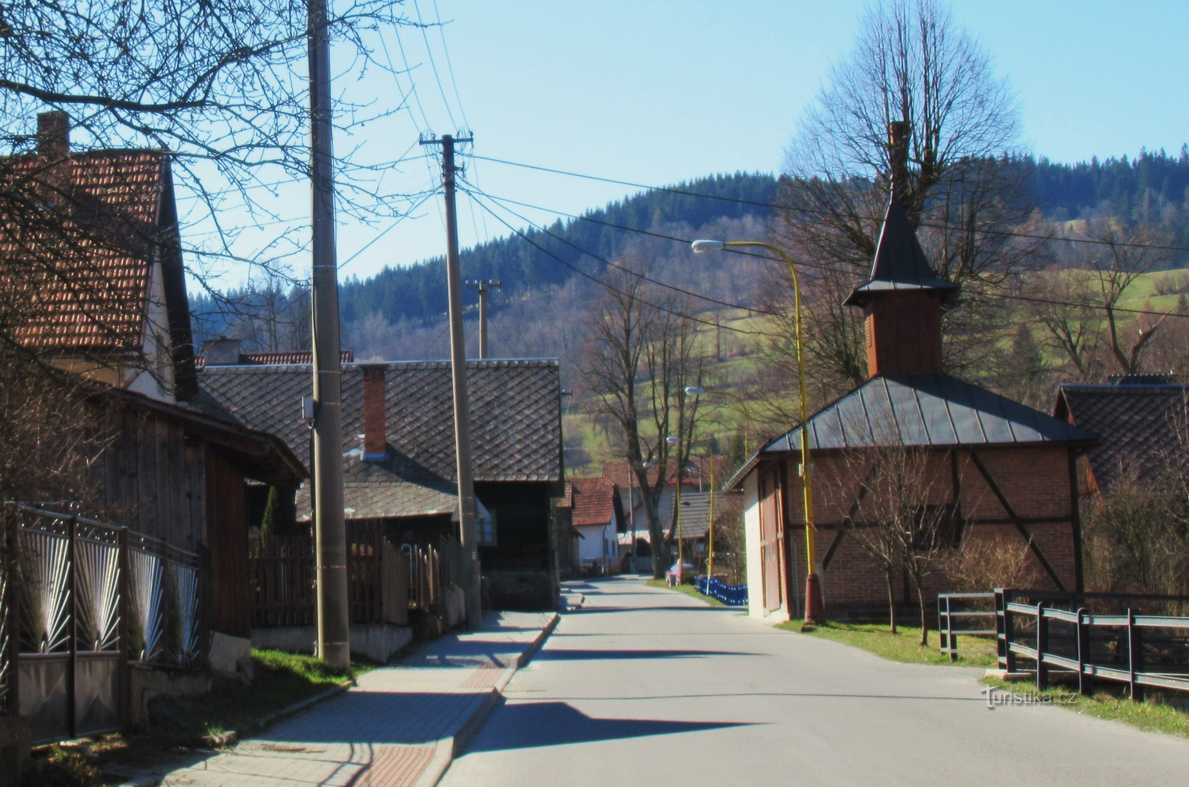 Monumenten van het dorp Zděchov, uitzicht over het dorp en Valašská Senicá