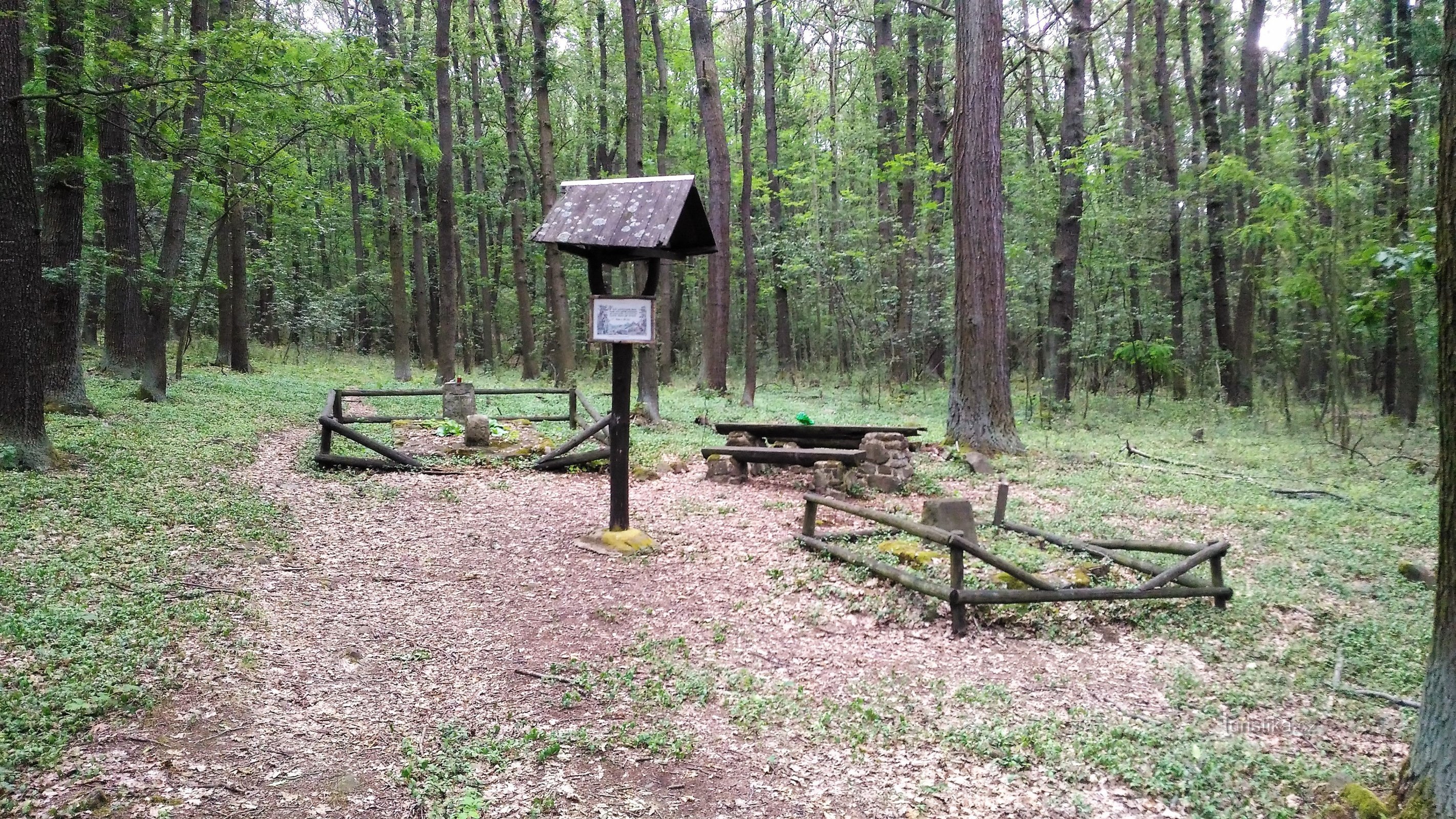 Gedenksteine ​​im Wald bei Kamýk.