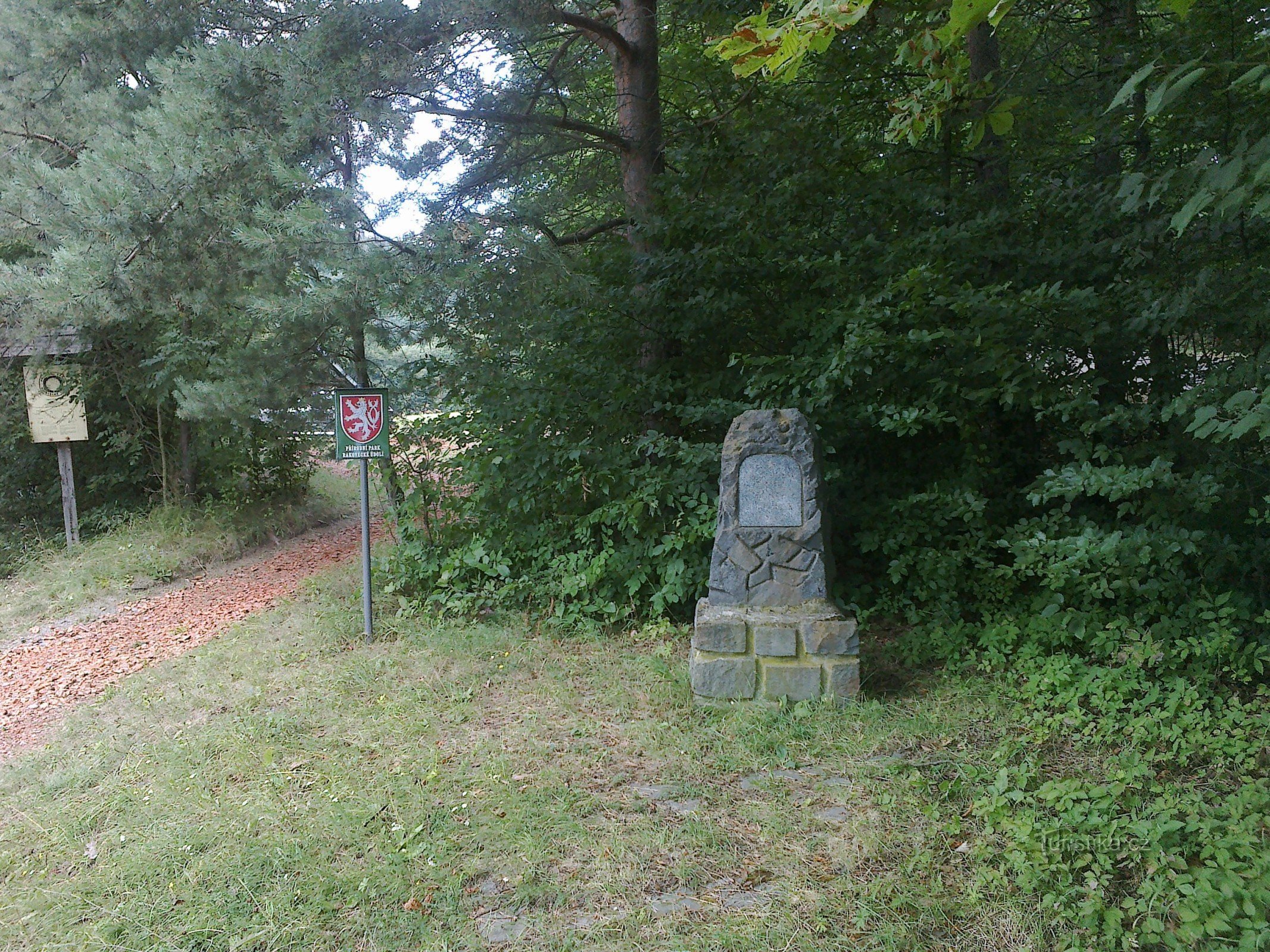 O monumento e arredores