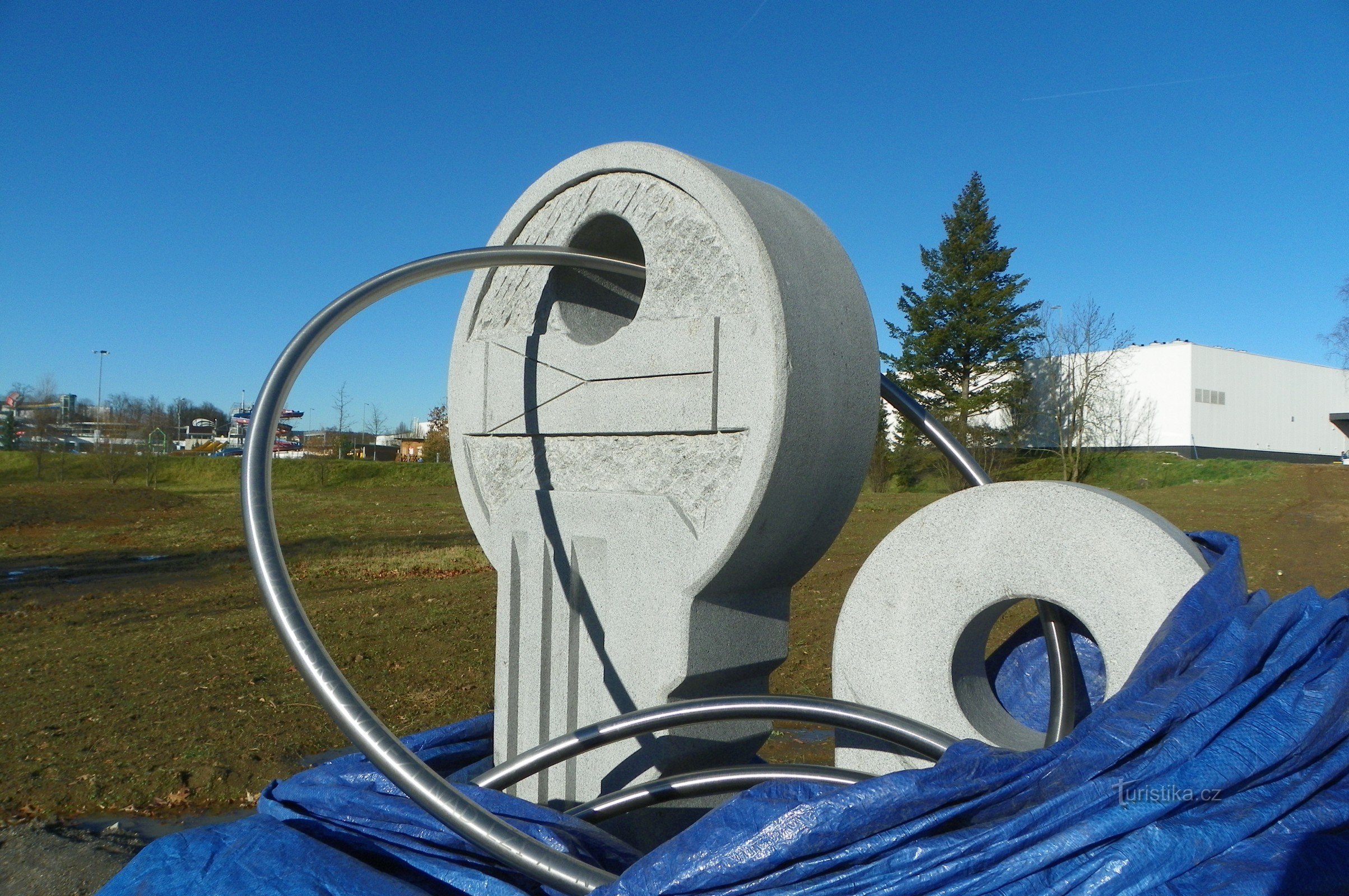 Memorial on November 17 before the unveiling