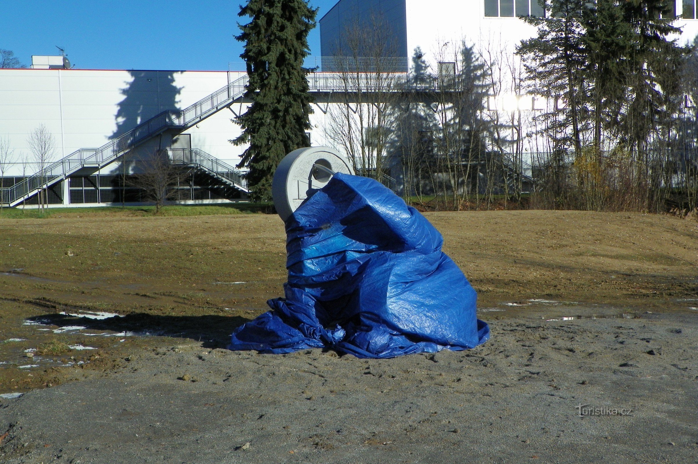 Memorial on November 17 before the unveiling