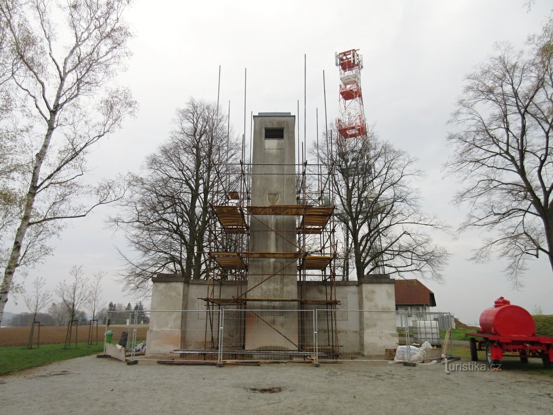 Mandava monument och utsiktstorn nära Sulic