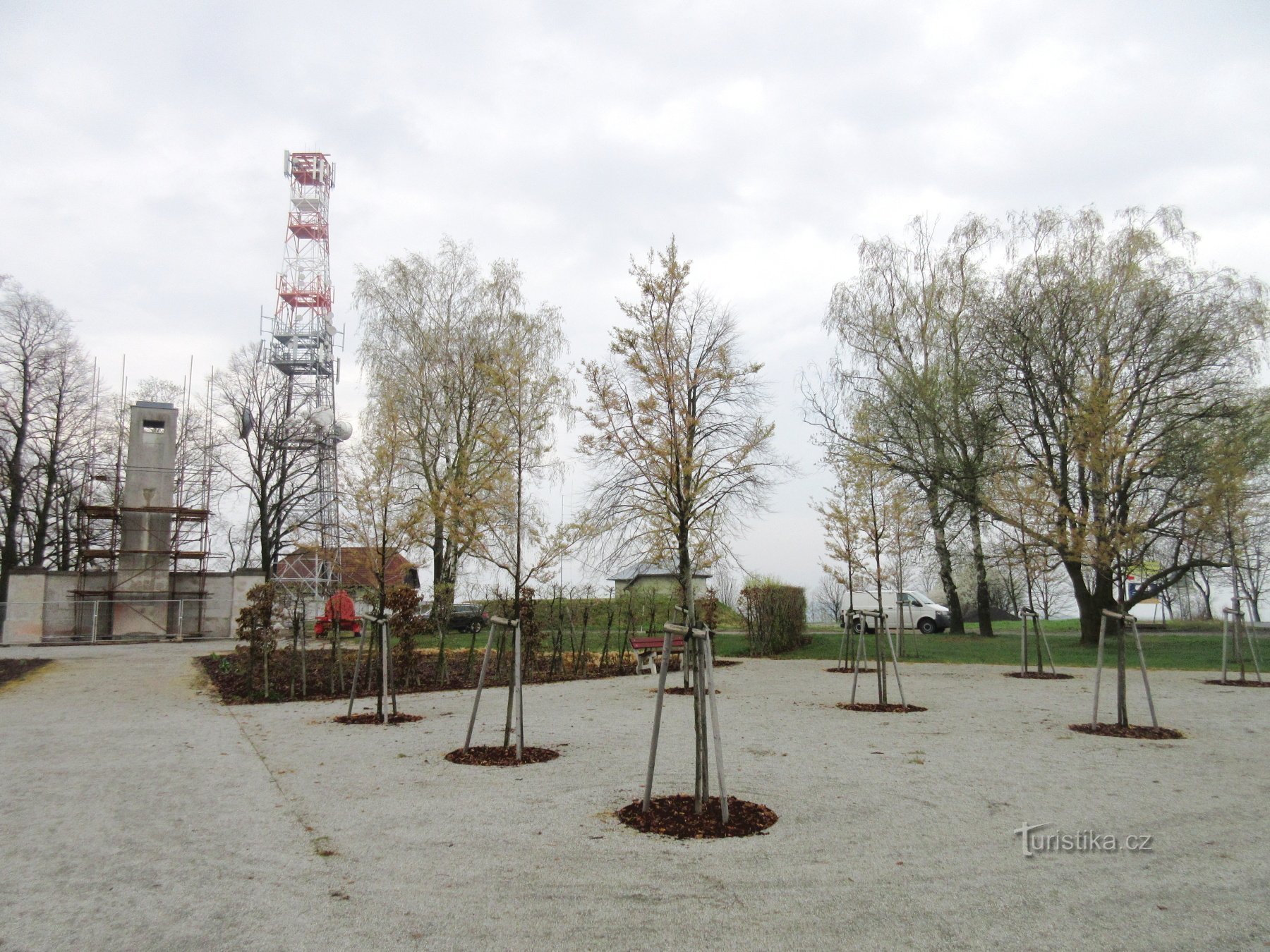 Mandava-Denkmal und Aussichtsturm in der Nähe von Sulic