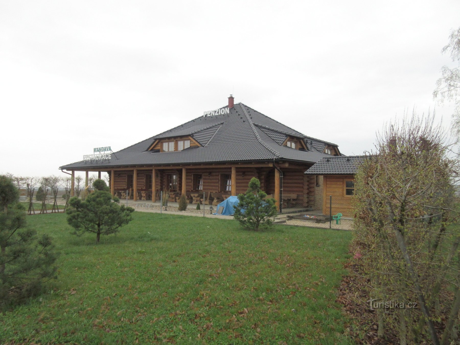 Monument Mandava et tour d'observation près de Sulic