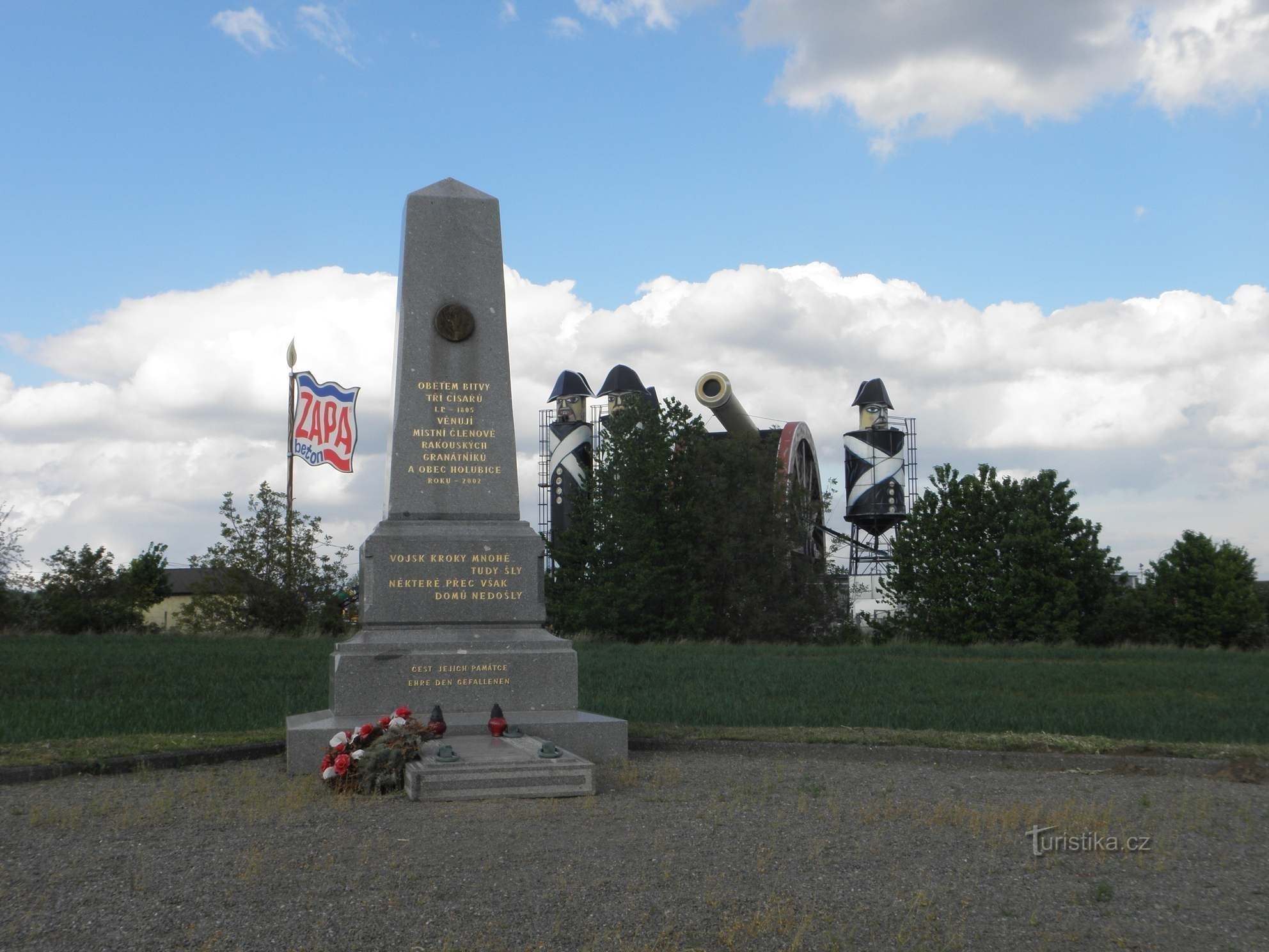 Monument til slaget om de tre kejsere nær Holubice (i baggrunden Zappa-emballagefabrikken) - 7.5.2012. maj XNUMX