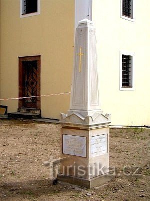 Monumentet till Carolina Meineke vid kyrkan St. Martin i Blansko.