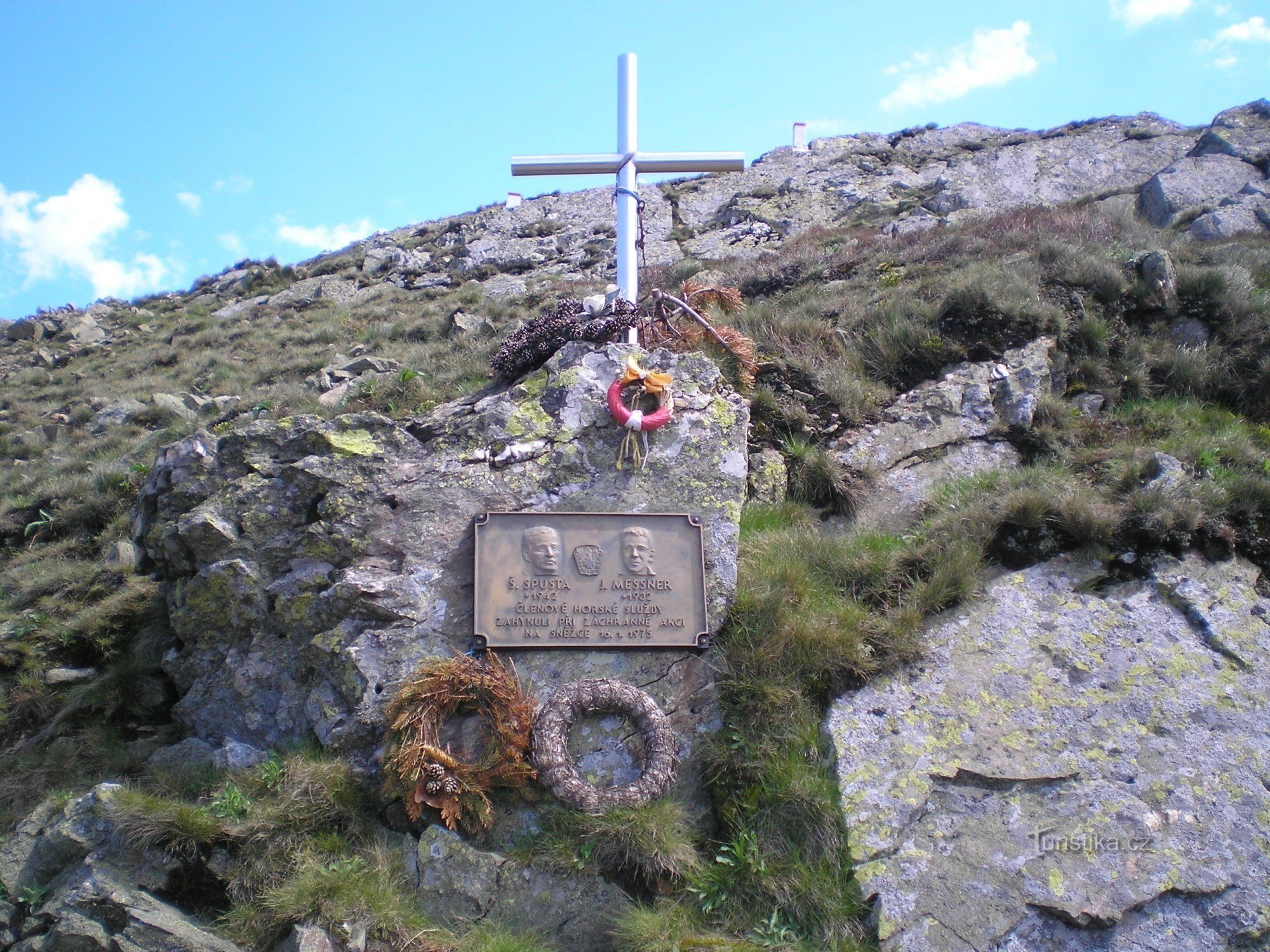 Memorial to HS members